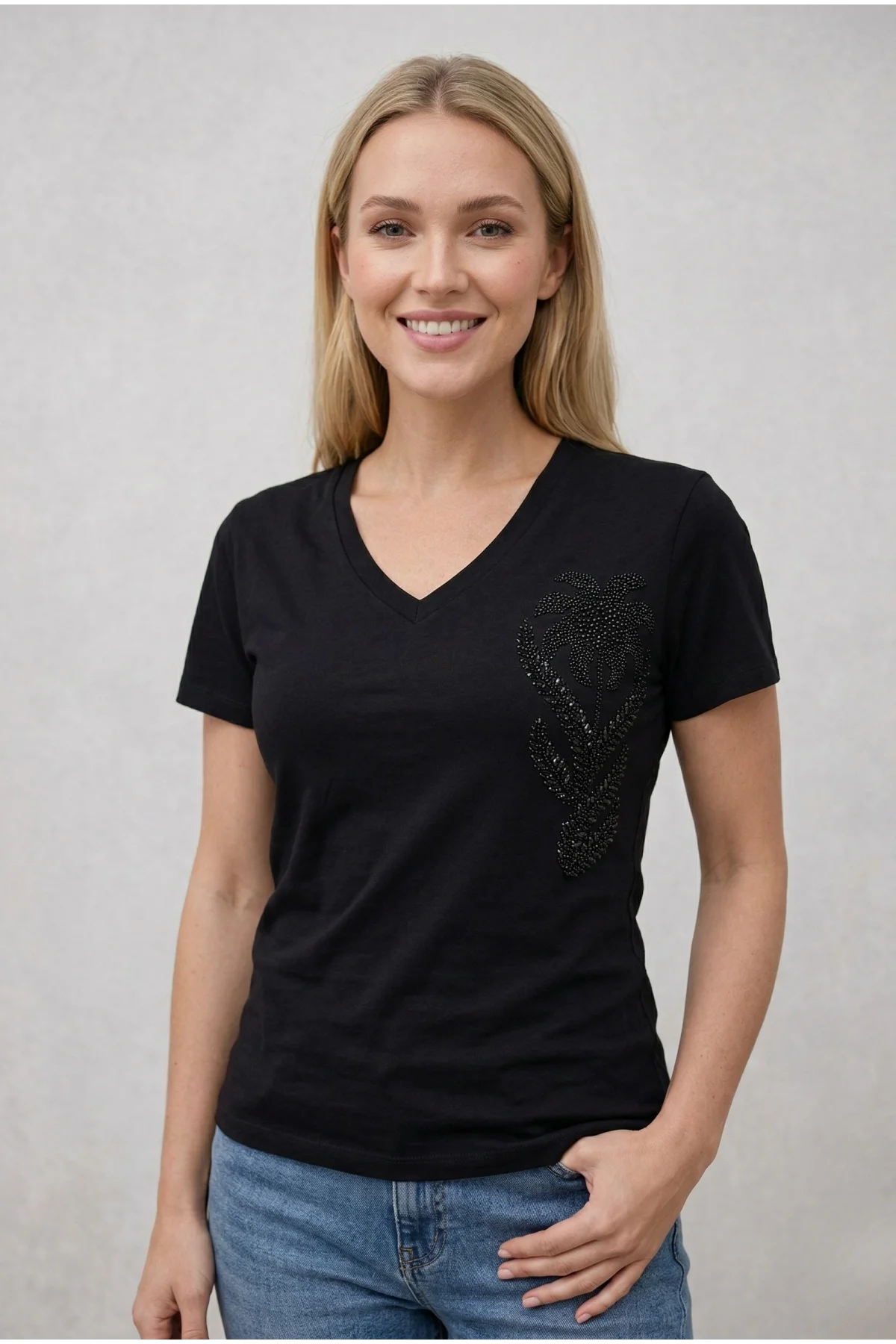 Kadın Siyah Bisiklet Yaka İnci ve Payet İşlemeli Çiçek Desenli Pamuklu Tişört