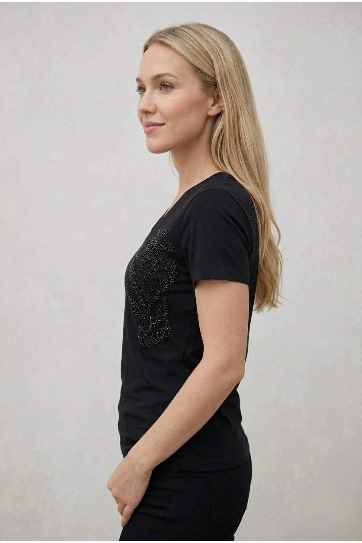 Kadın Siyah Bisiklet Yaka İnci ve Payet İşlemeli Çiçek Desenli Pamuklu Tişört