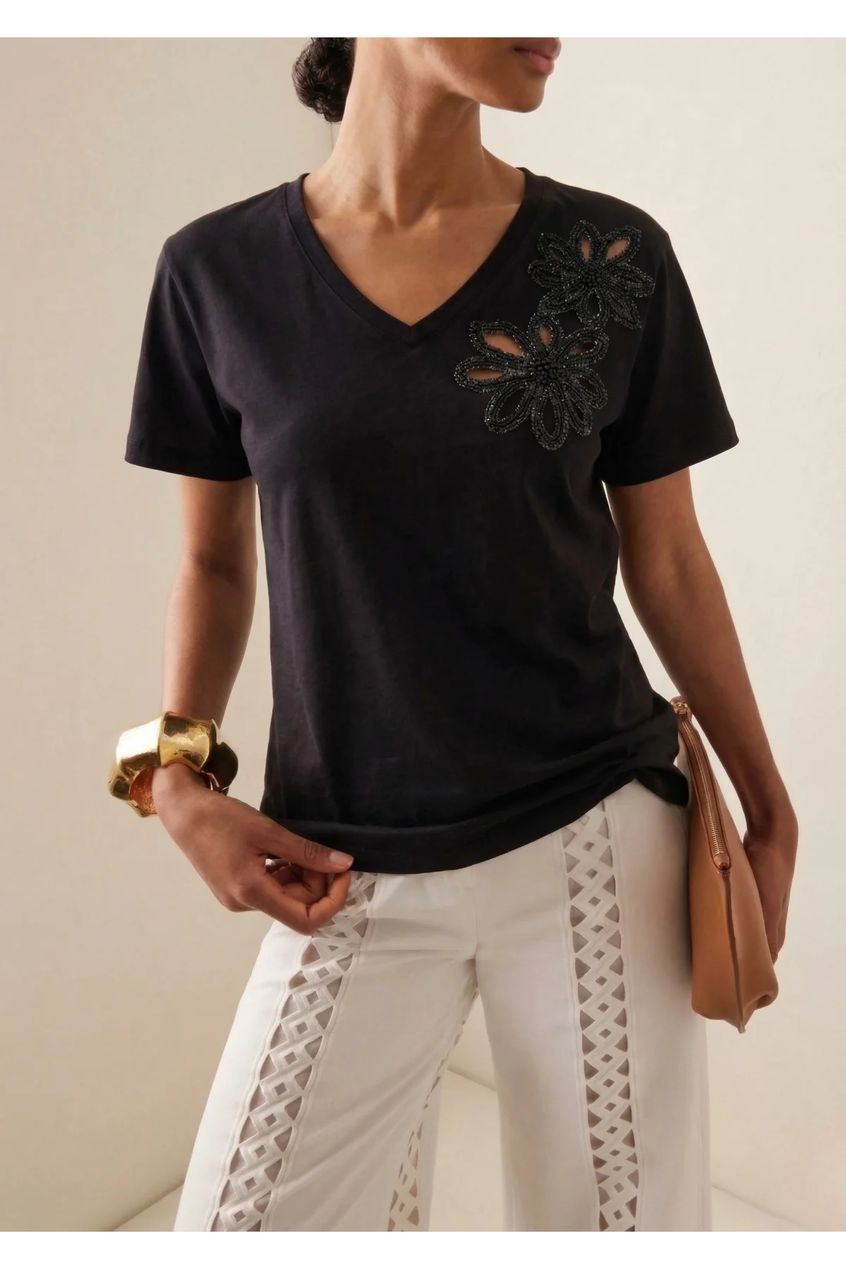 Kadın Siyah V Yaka Cut-Out Çiçek Nakışlı ve Boncuk İşlemeli Pamuklu Tişört