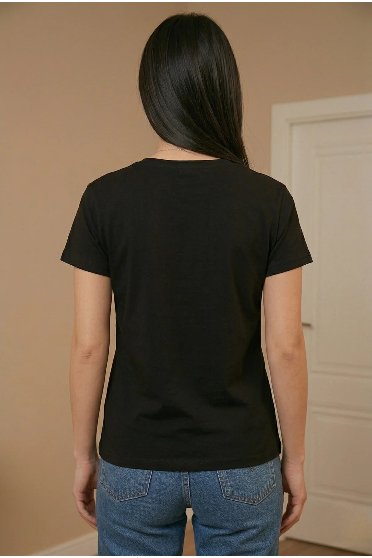 Kadın Siyah V Yaka Cut-Out Çiçek Nakışlı ve Boncuk İşlemeli Pamuklu Tişört