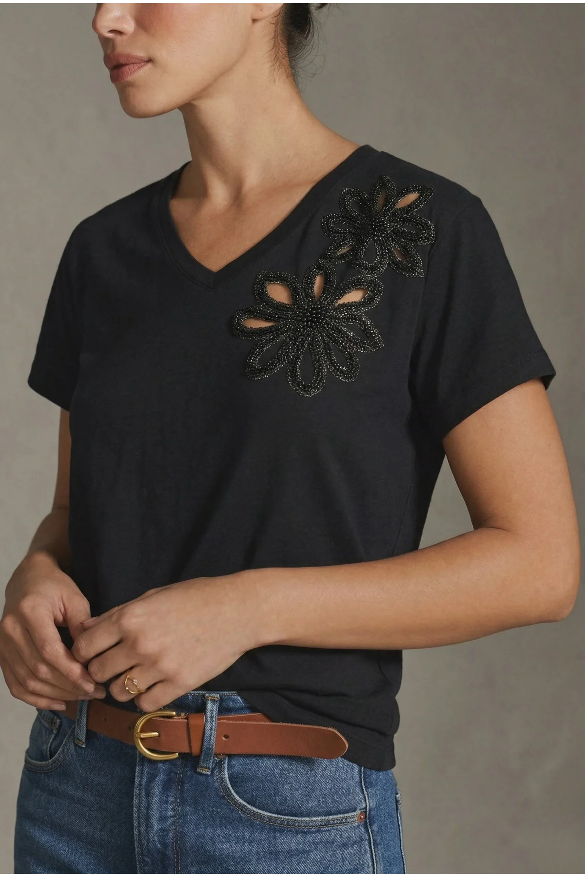 Kadın Siyah V Yaka Cut-Out Çiçek Nakışlı ve Boncuk İşlemeli Pamuklu Tişört