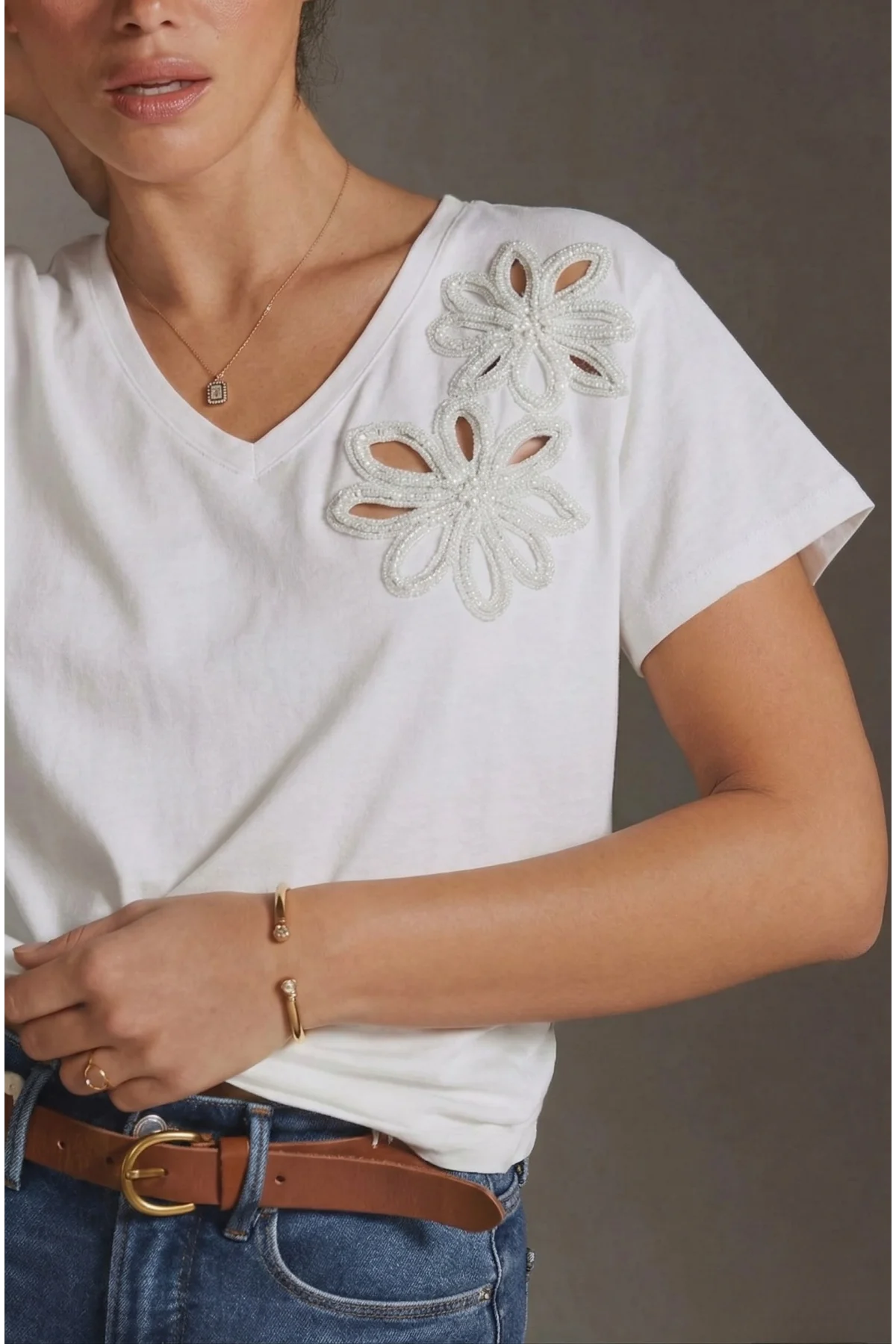 Kadın Beyaz V Yaka Cut-Out Çiçek Nakışlı ve Boncuk İşlemeli Pamuklu Tişört