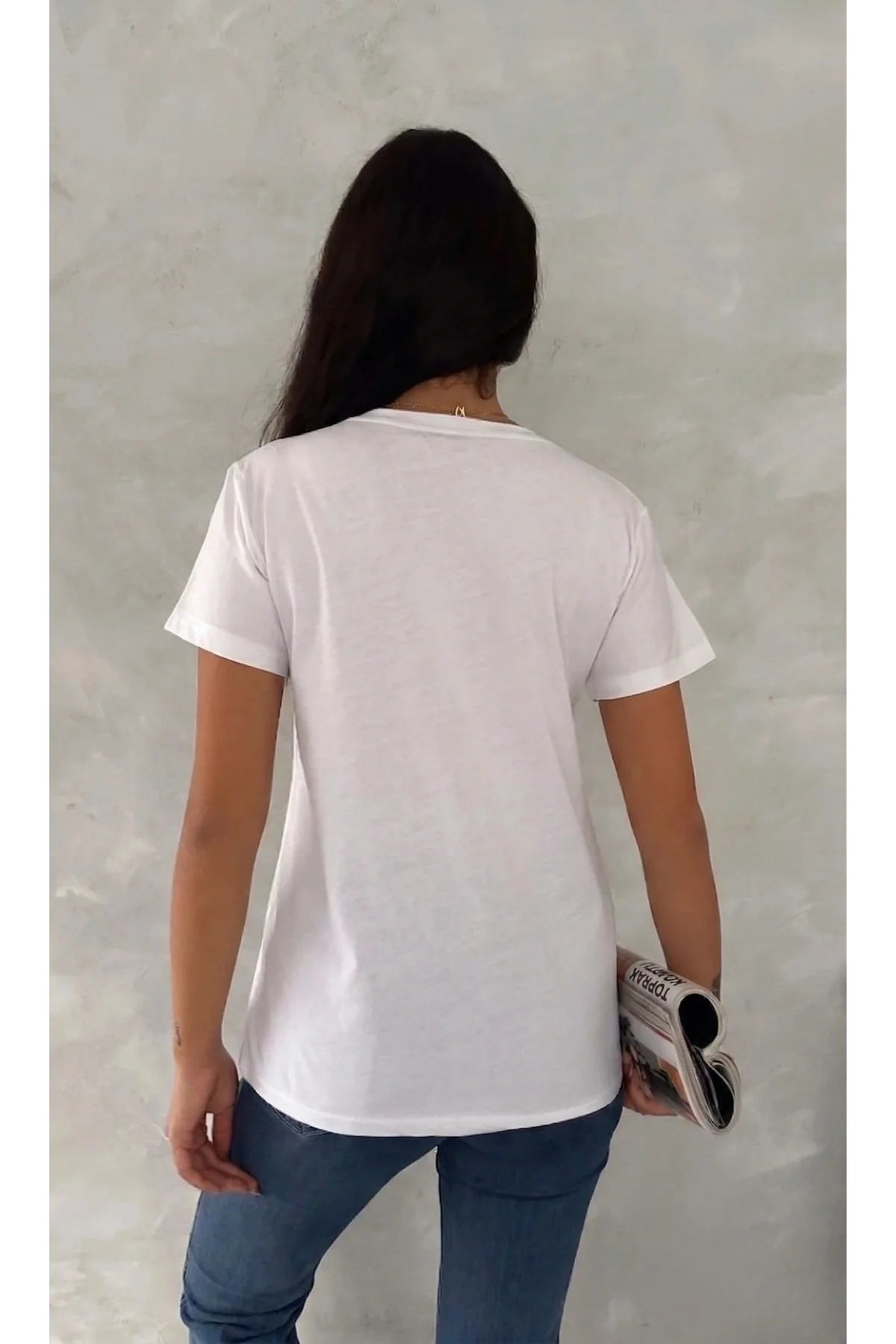 Kadın Beyaz V Yaka Cut-Out Çiçek Nakışlı ve Boncuk İşlemeli Pamuklu Tişört