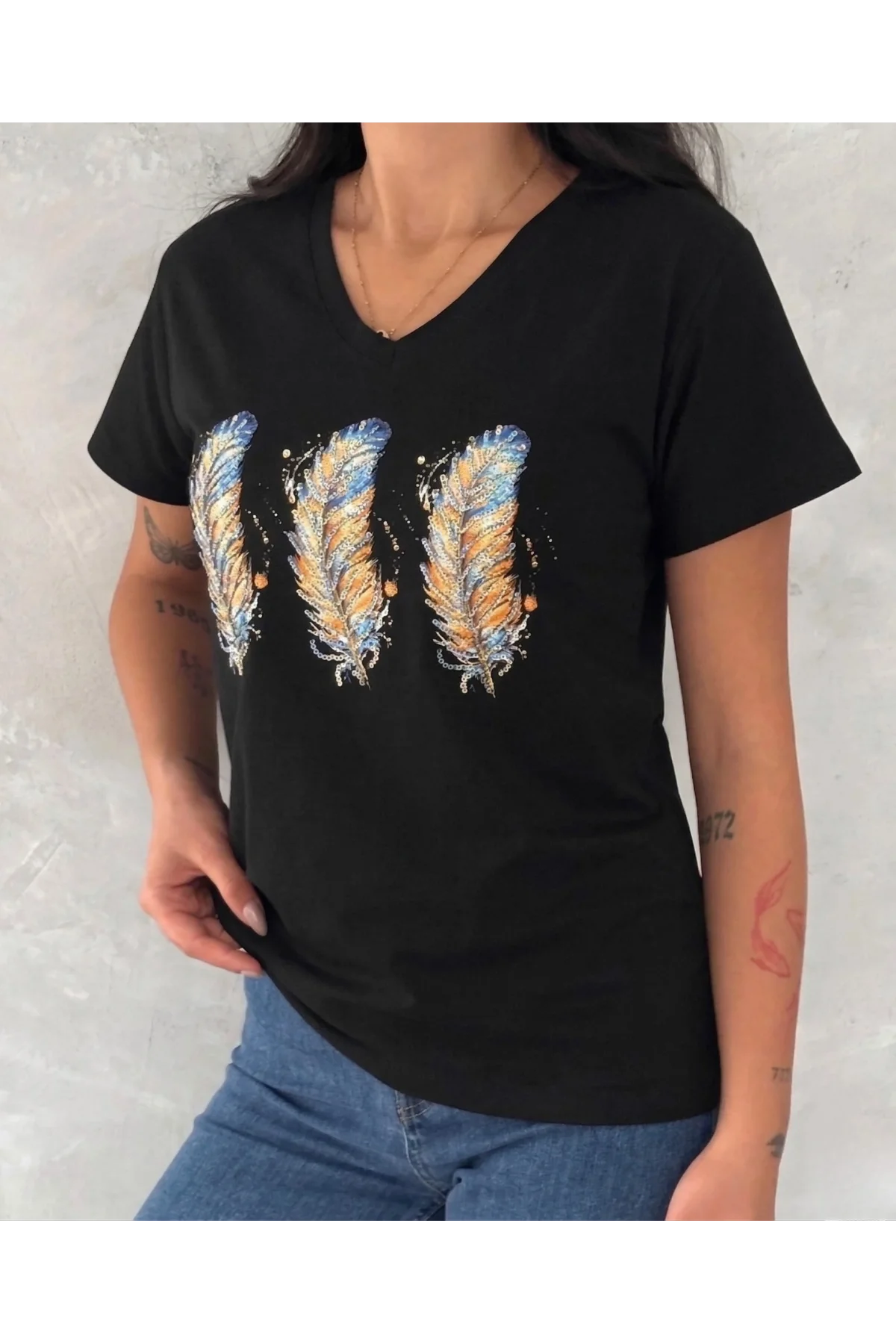 Kadın Siyah V Yaka Üçlü Tüy Desenli ve Parıltı Detaylı Pamuklu Tişört