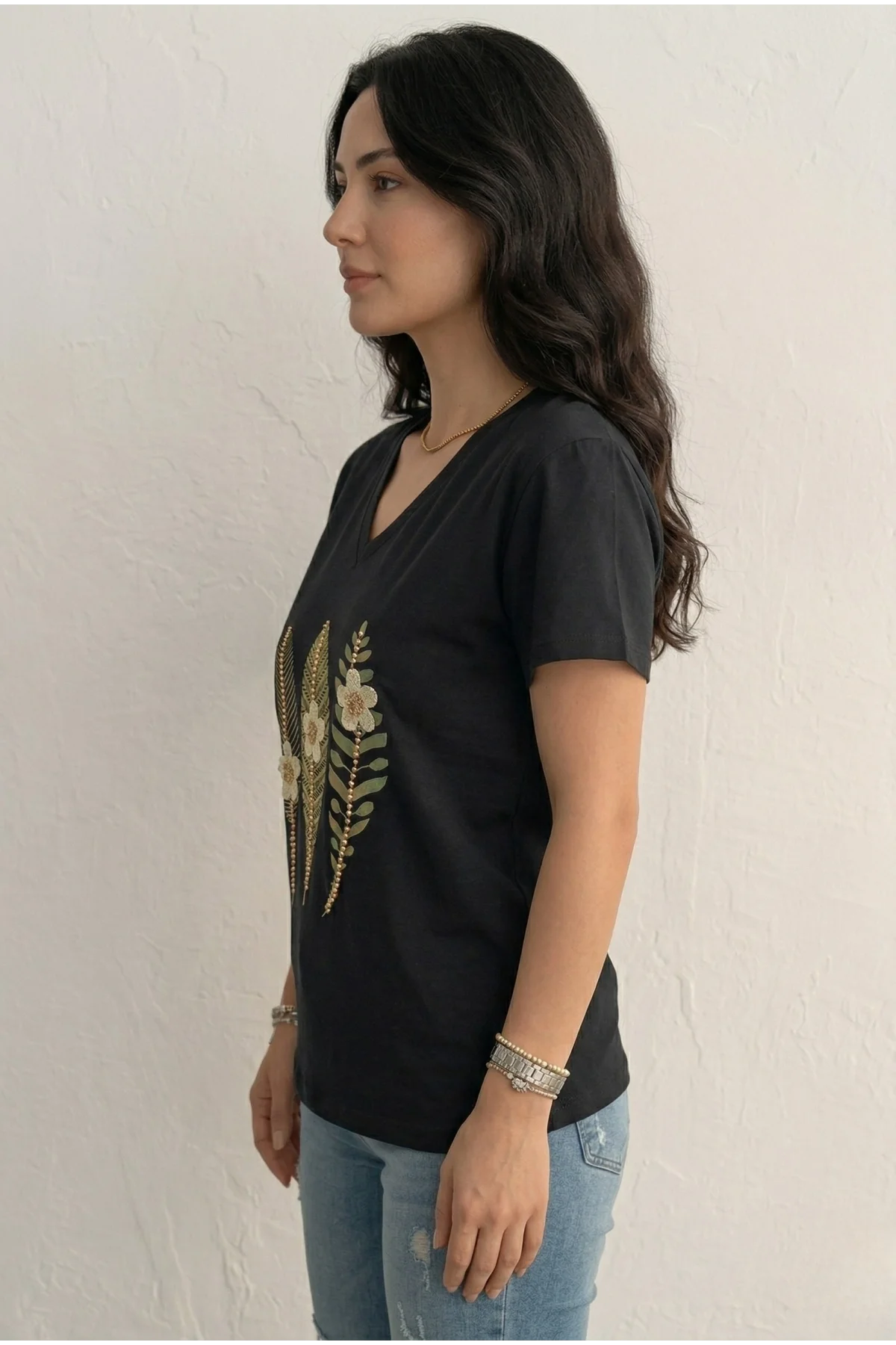 Kadın Siyah V Yaka Yaprak Desenli ve Üç Boyutlu Çiçek İşlemeli Pamuklu Tişört