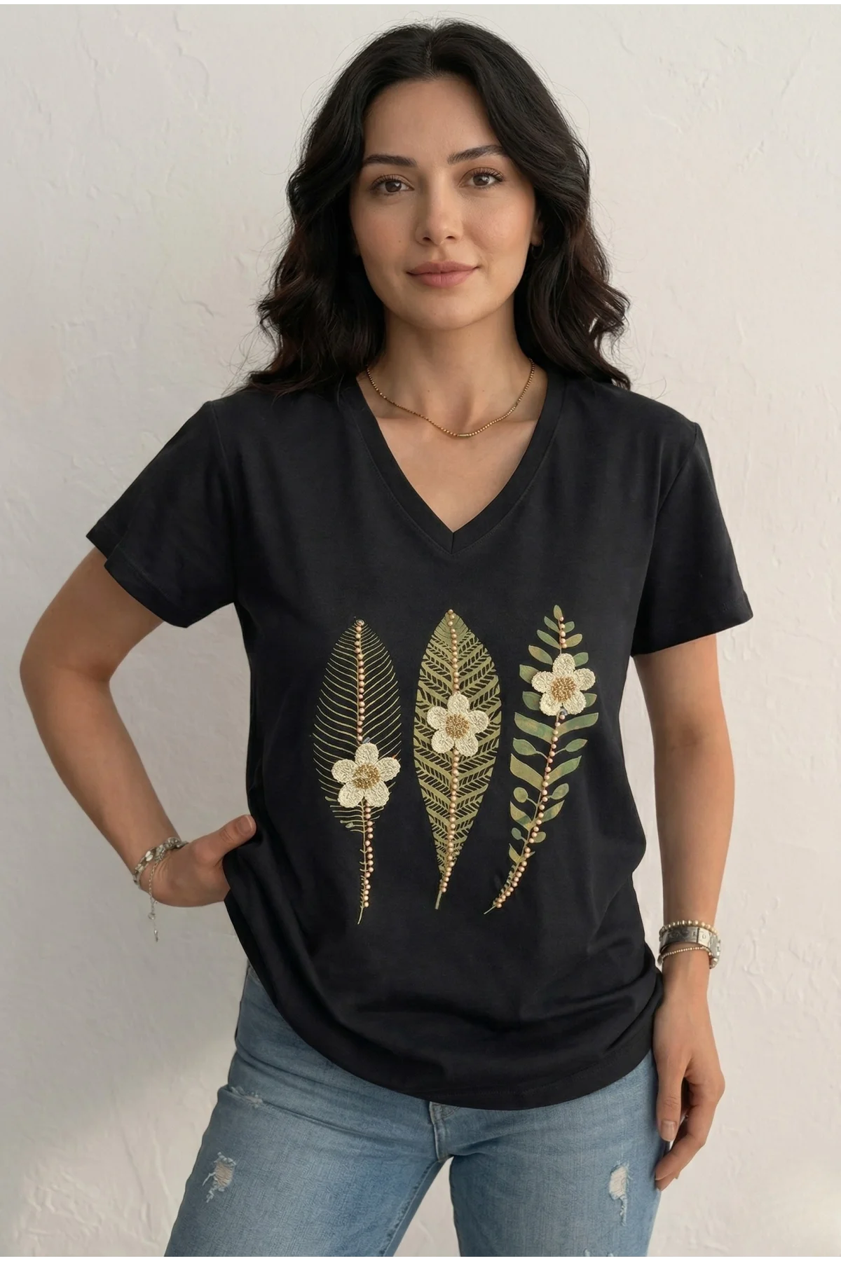 Kadın Siyah V Yaka Yaprak Desenli ve Üç Boyutlu Çiçek İşlemeli Pamuklu Tişört