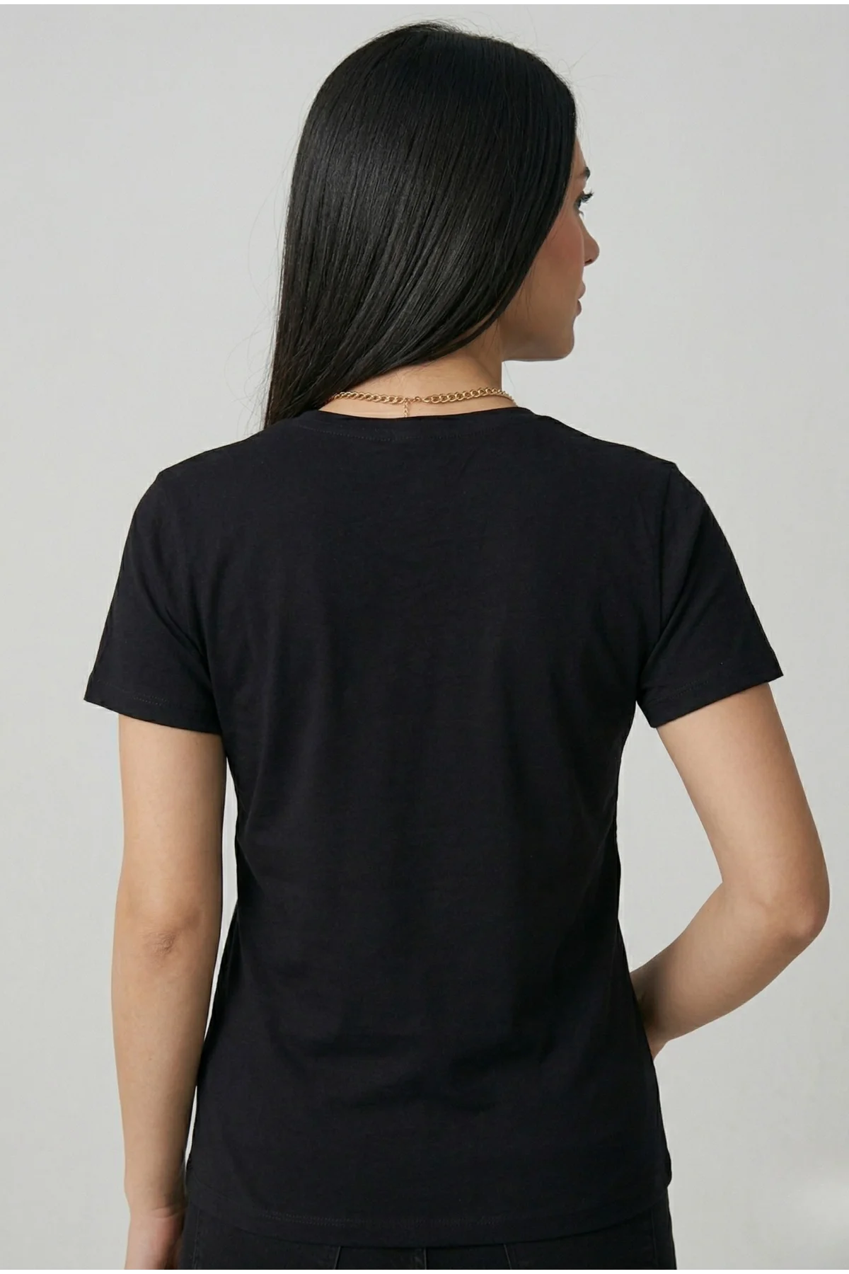 Kadın Siyah V Yaka Kalp Formunda Çiçek Nakışlı ve Renkli İşlemeli Pamuklu Tişört