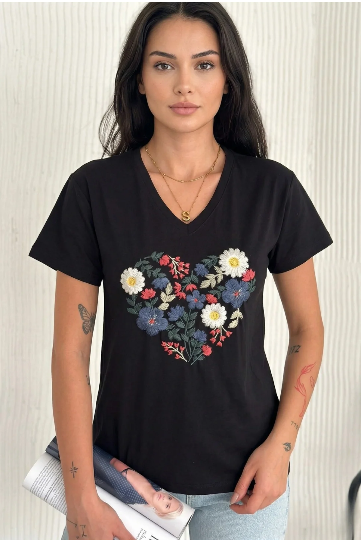 Kadın Siyah V Yaka Kalp Formunda Çiçek Nakışlı ve Renkli İşlemeli Pamuklu Tişört