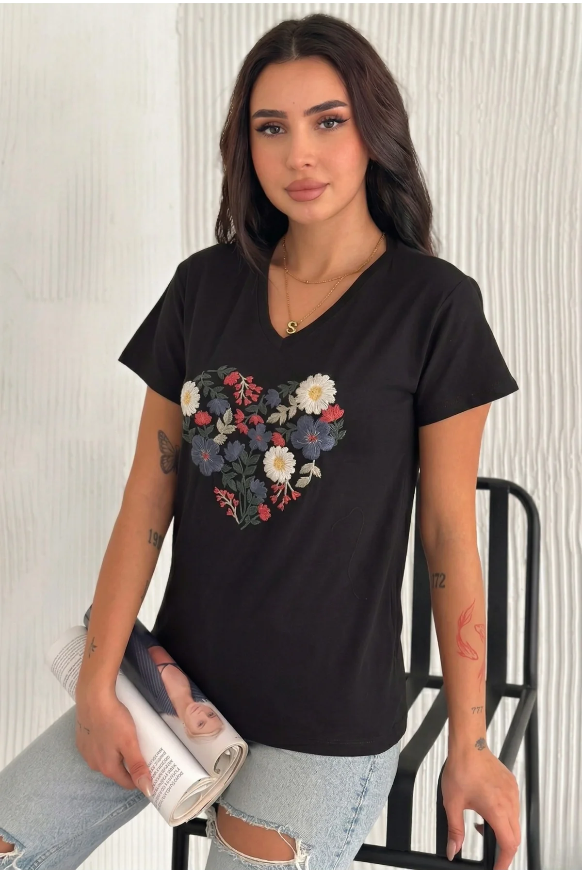 Kadın Siyah V Yaka Kalp Formunda Çiçek Nakışlı ve Renkli İşlemeli Pamuklu Tişört