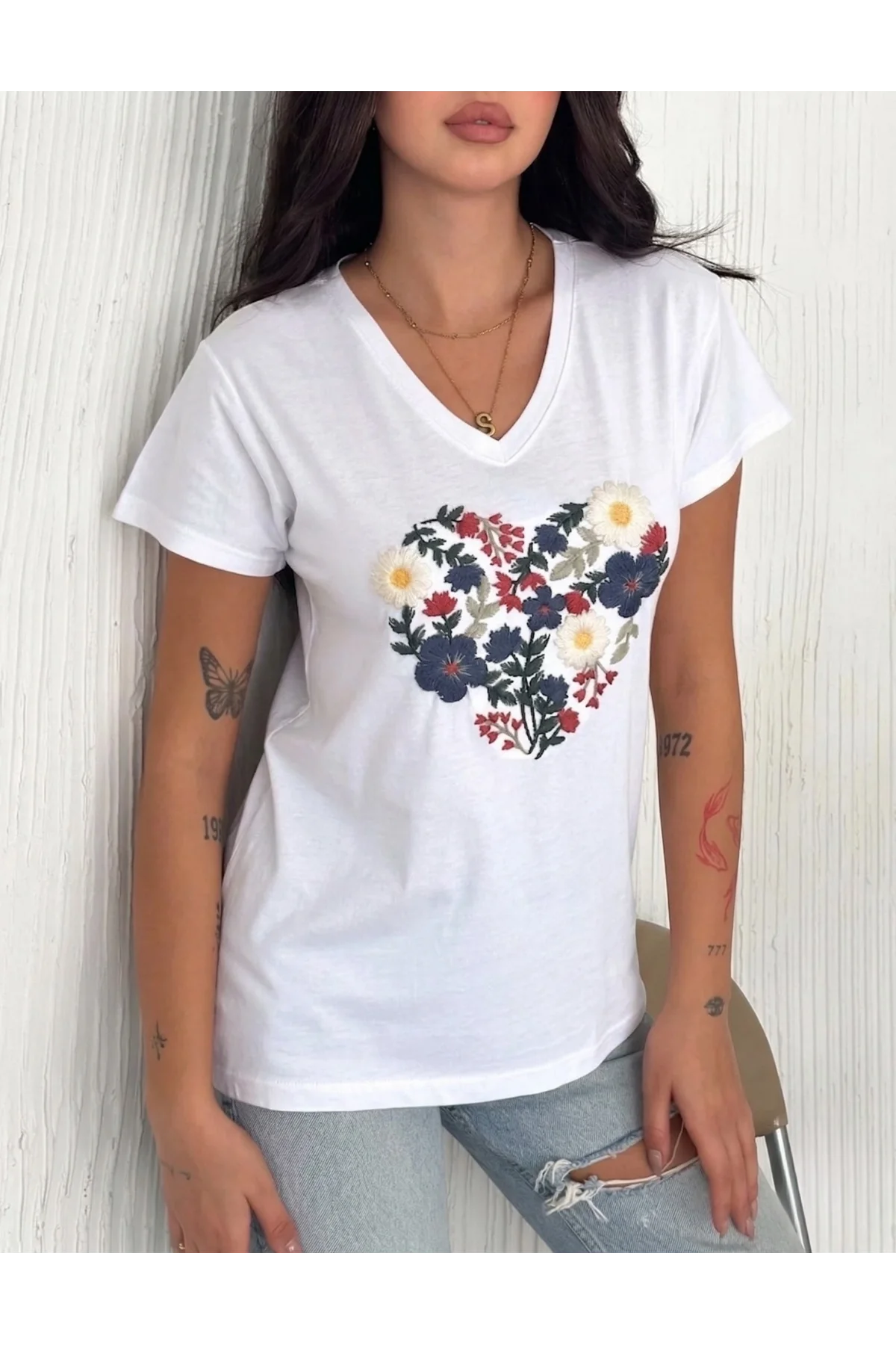 Kadın Beyaz V Yaka Kalp Formunda Çiçek Nakışlı ve Renkli İşlemeli Pamuklu Tişört