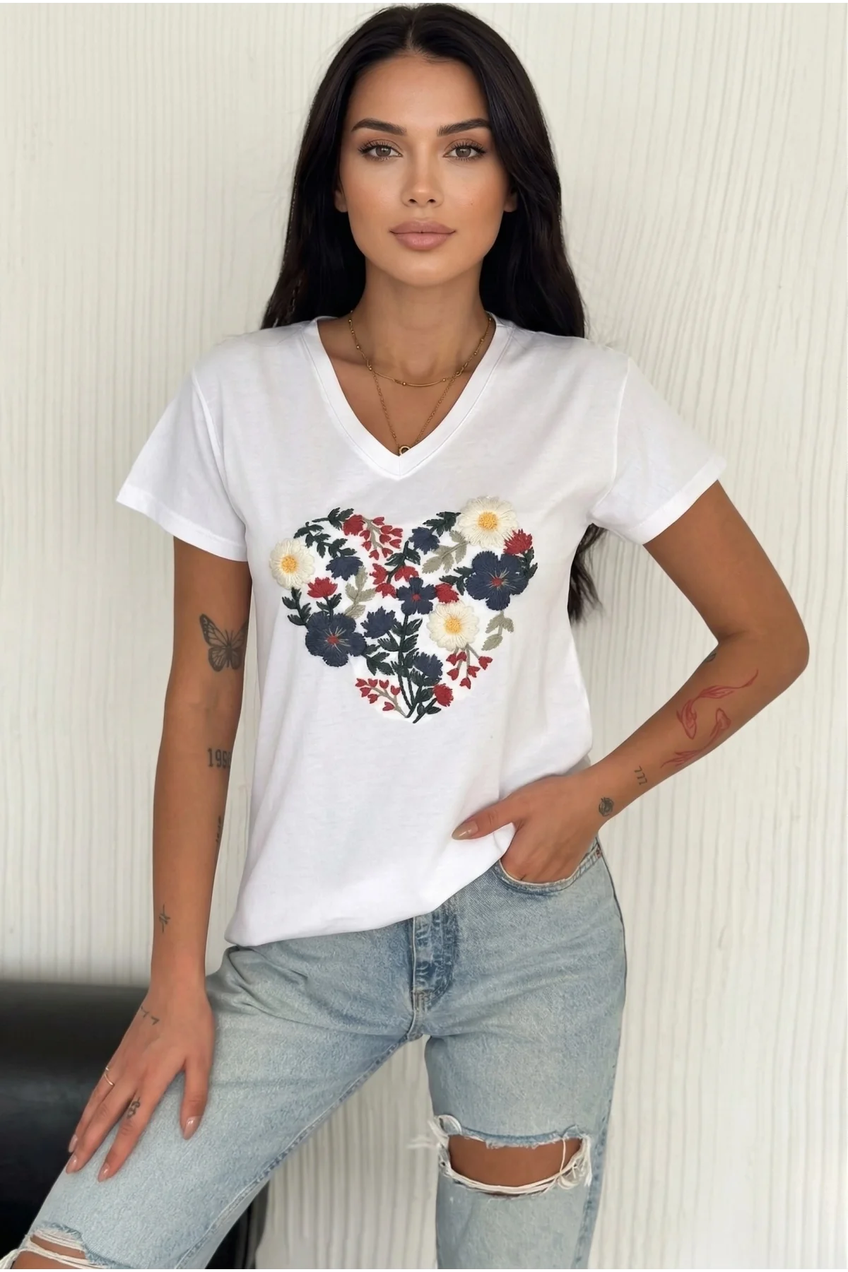 Kadın Beyaz V Yaka Kalp Formunda Çiçek Nakışlı ve Renkli İşlemeli Pamuklu Tişört