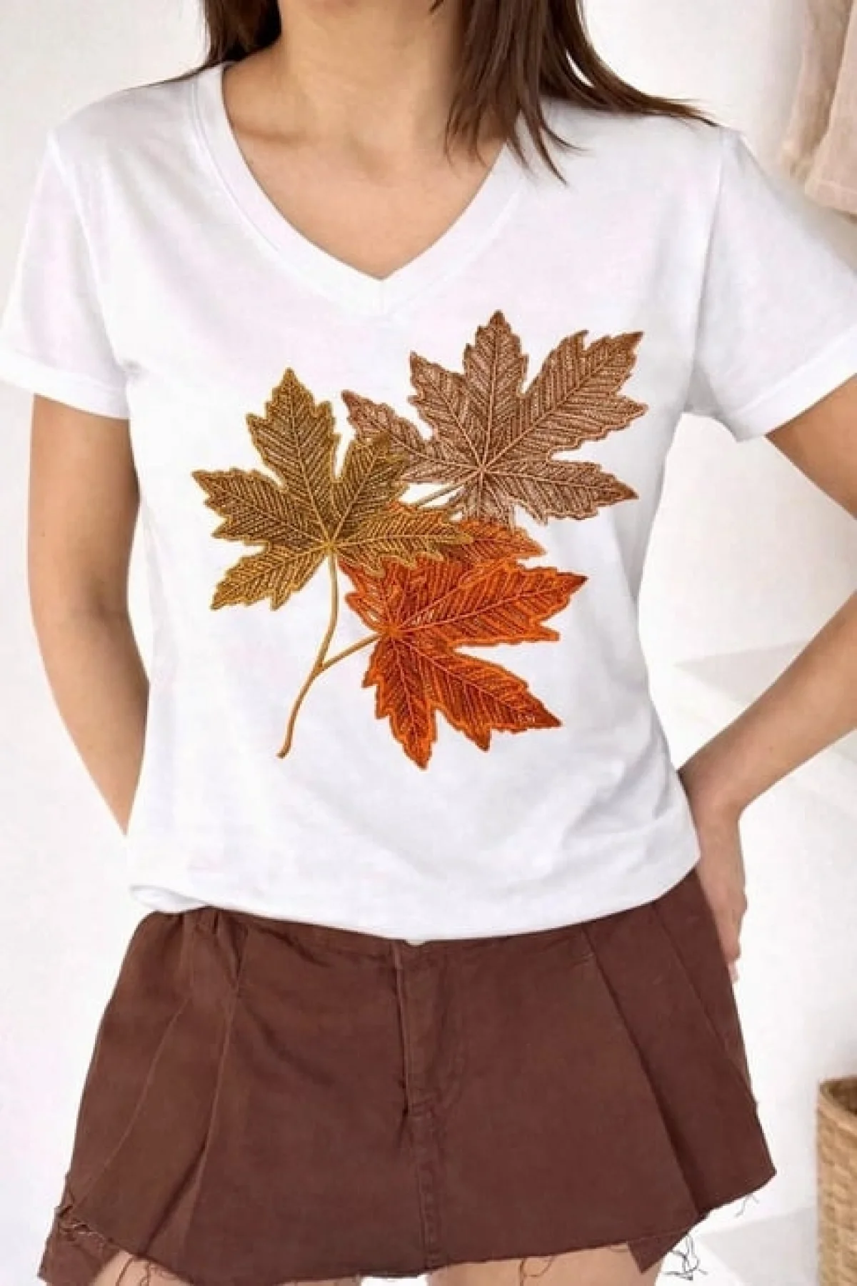 Kadın Beyaz V Yaka Akçaağaç Yaprak Nakışlı %100 Pamuklu Premium Tişört