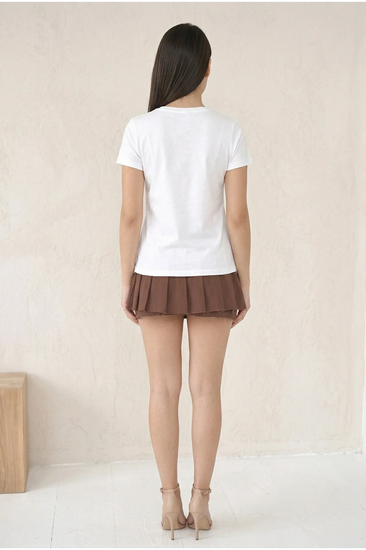 Kadın Beyaz V Yaka Akçaağaç Yaprak Nakışlı %100 Pamuklu Premium Tişört