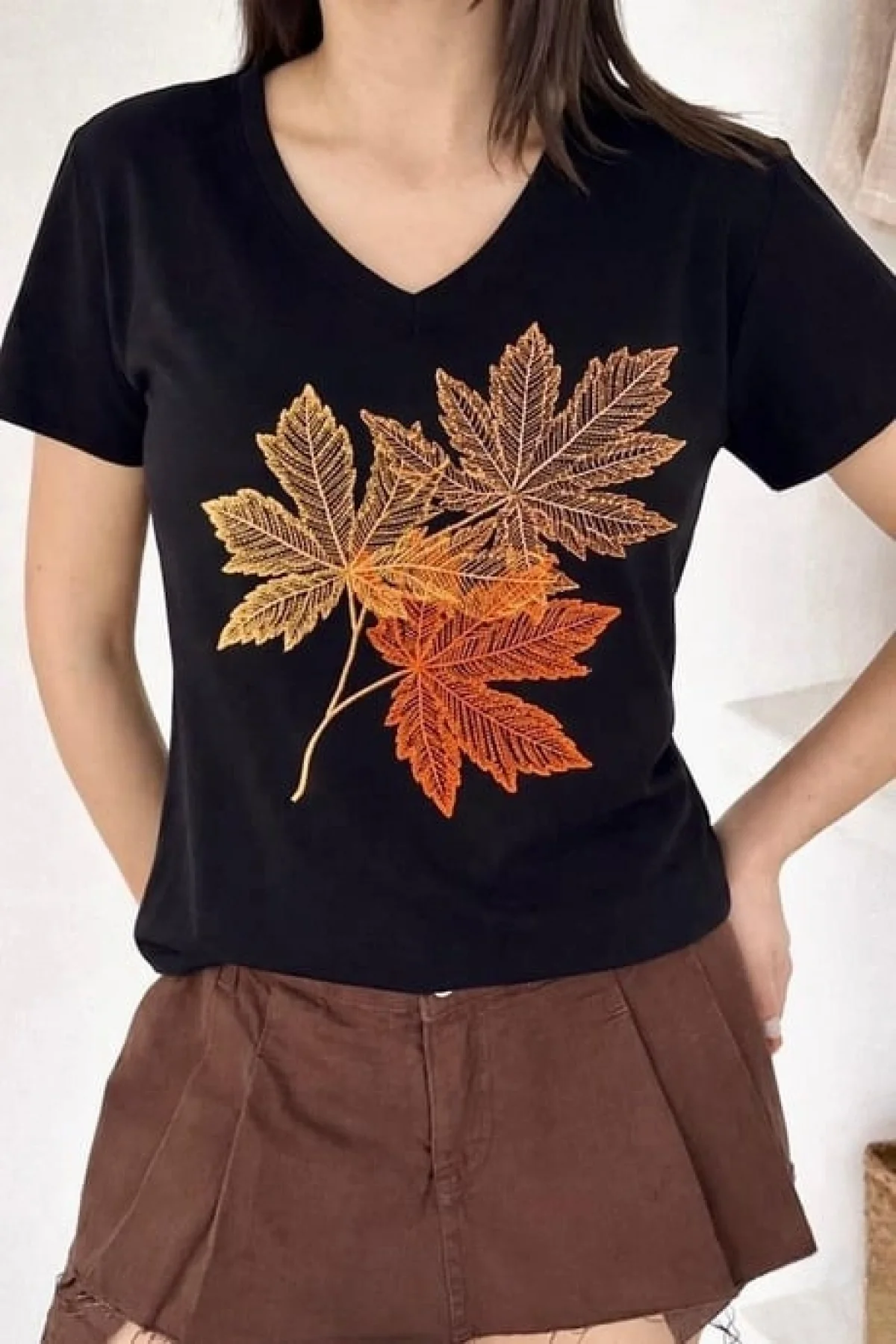 Kadın Siyah V Yaka Akçaağaç Yaprak Nakışlı %100 Pamuklu Premium Tişört