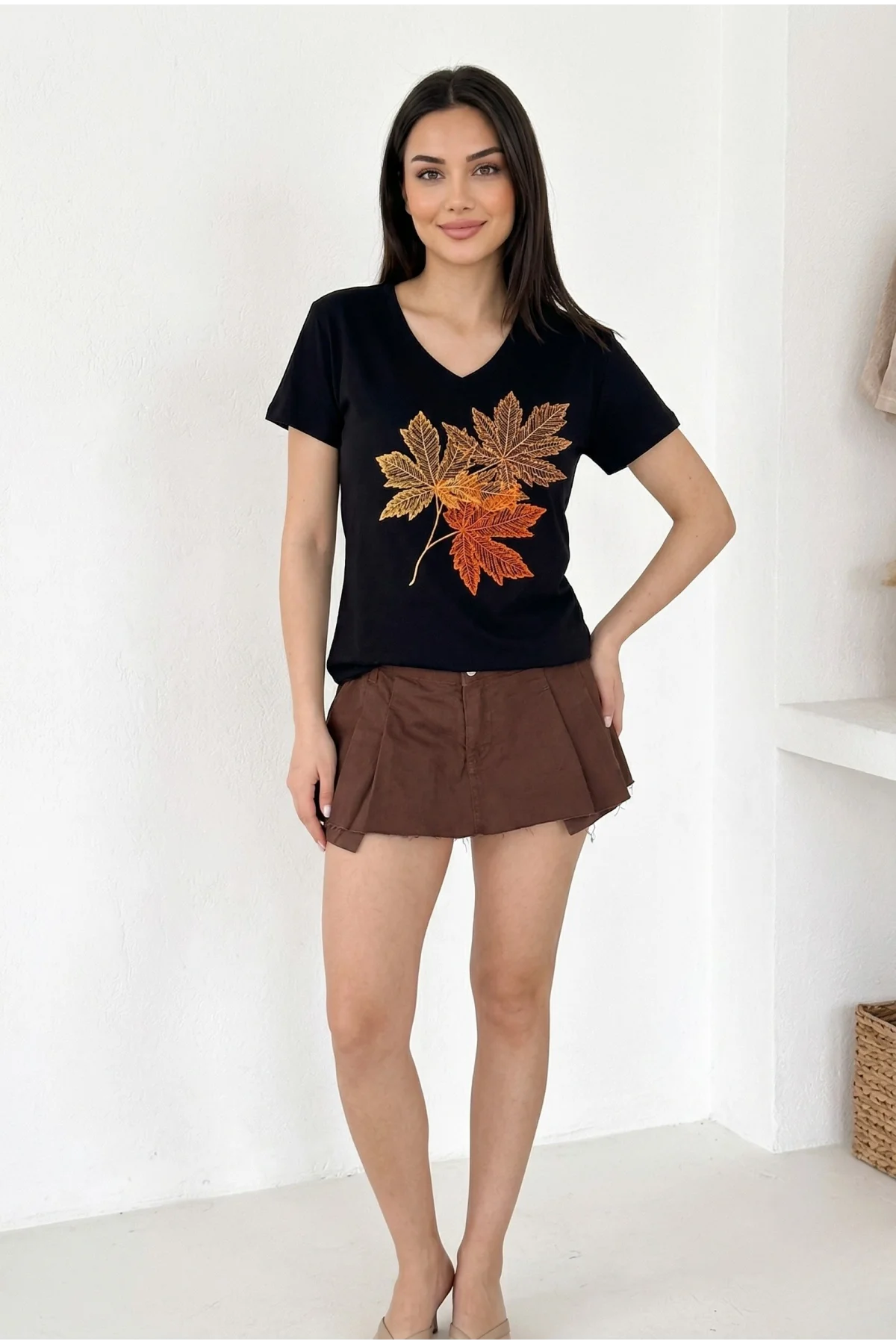Kadın Siyah V Yaka Akçaağaç Yaprak Nakışlı %100 Pamuklu Premium Tişört