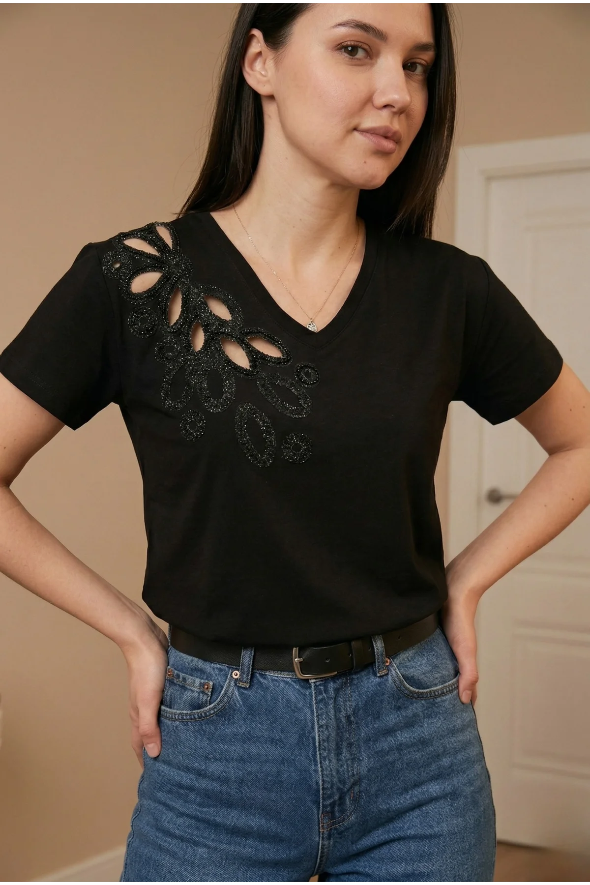 Kadın Siyah V Yaka Fisto Nakışlı Taşlı Pamuklu Tişört