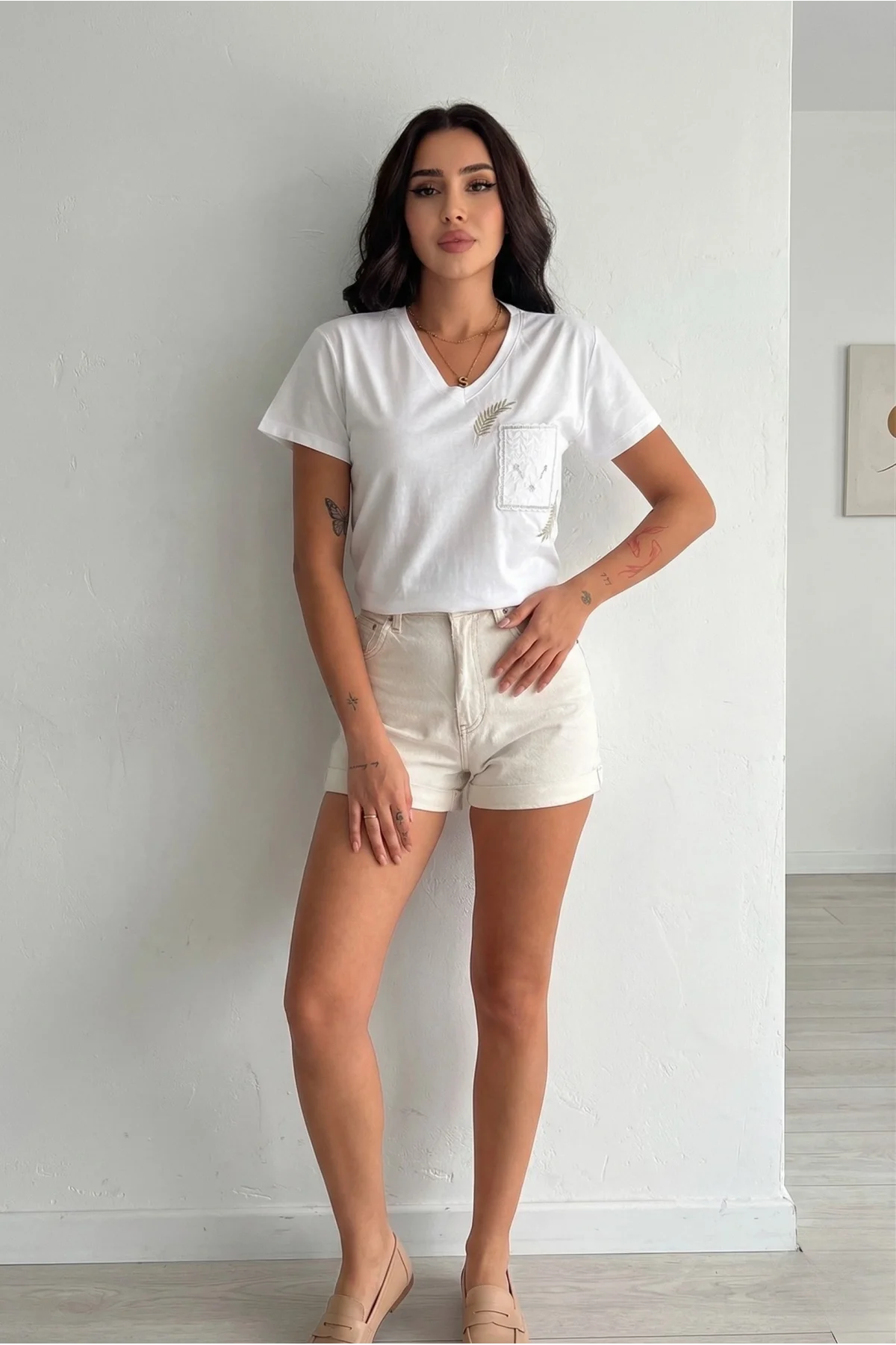Kadın Beyaz V Yaka Cep Detaylı Fisto Nakışlı ve Simli Yaprak İşlemeli Pamuklu Tişört