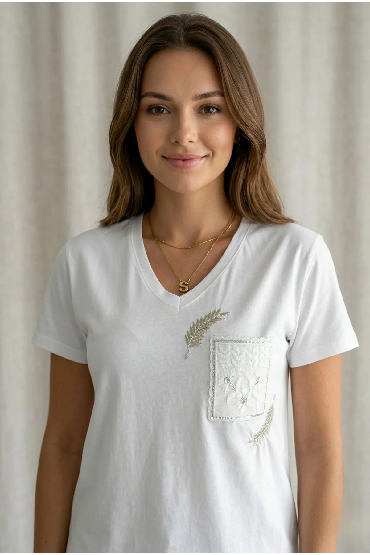 Kadın Beyaz V Yaka Cep Detaylı Fisto Nakışlı ve Simli Yaprak İşlemeli Pamuklu Tişört