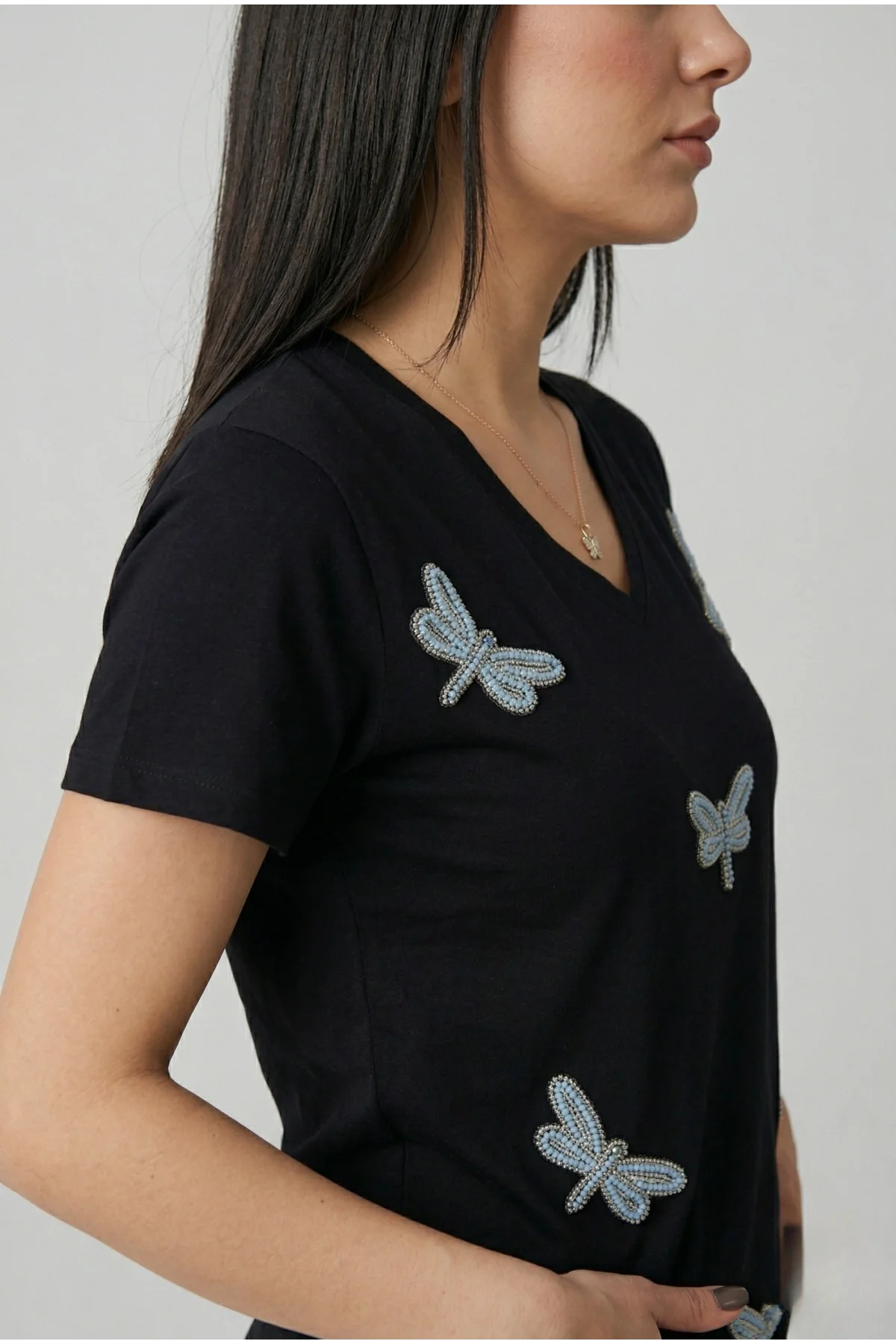 Kadın Siyah V Yaka Yusufçuk Boncuk İşlemeli ve Kabartma Nakışlı Pamuklu Tişört
