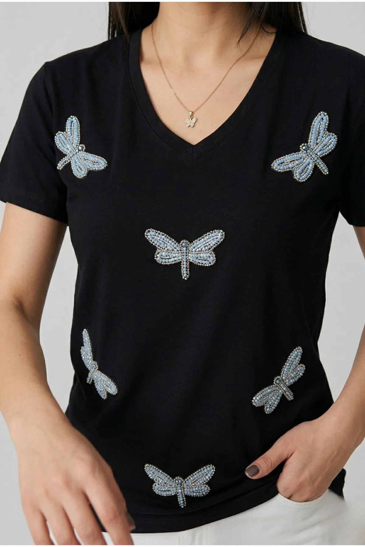 Kadın Siyah V Yaka Yusufçuk Boncuk İşlemeli ve Kabartma Nakışlı Pamuklu Tişört