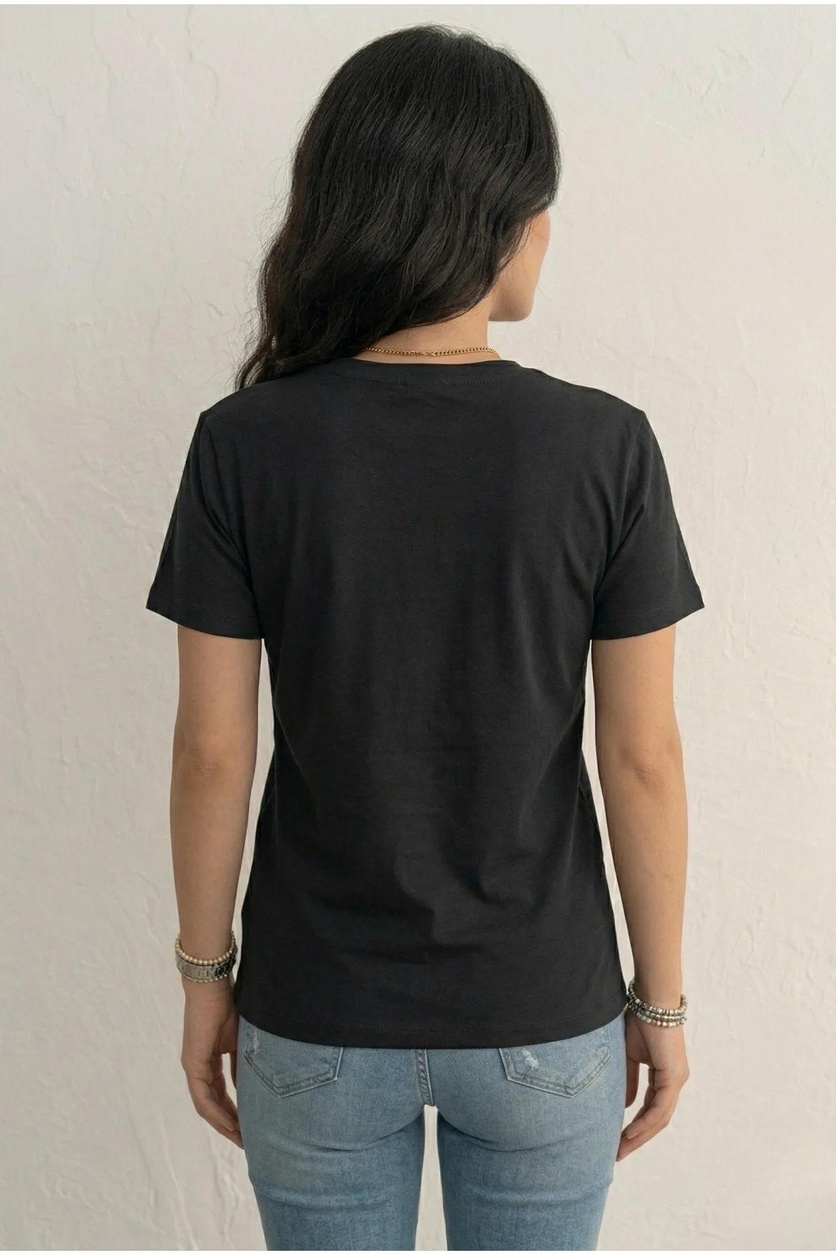 Kadın Siyah V Yaka Yusufçuk Boncuk İşlemeli ve Kabartma Nakışlı Pamuklu Tişört