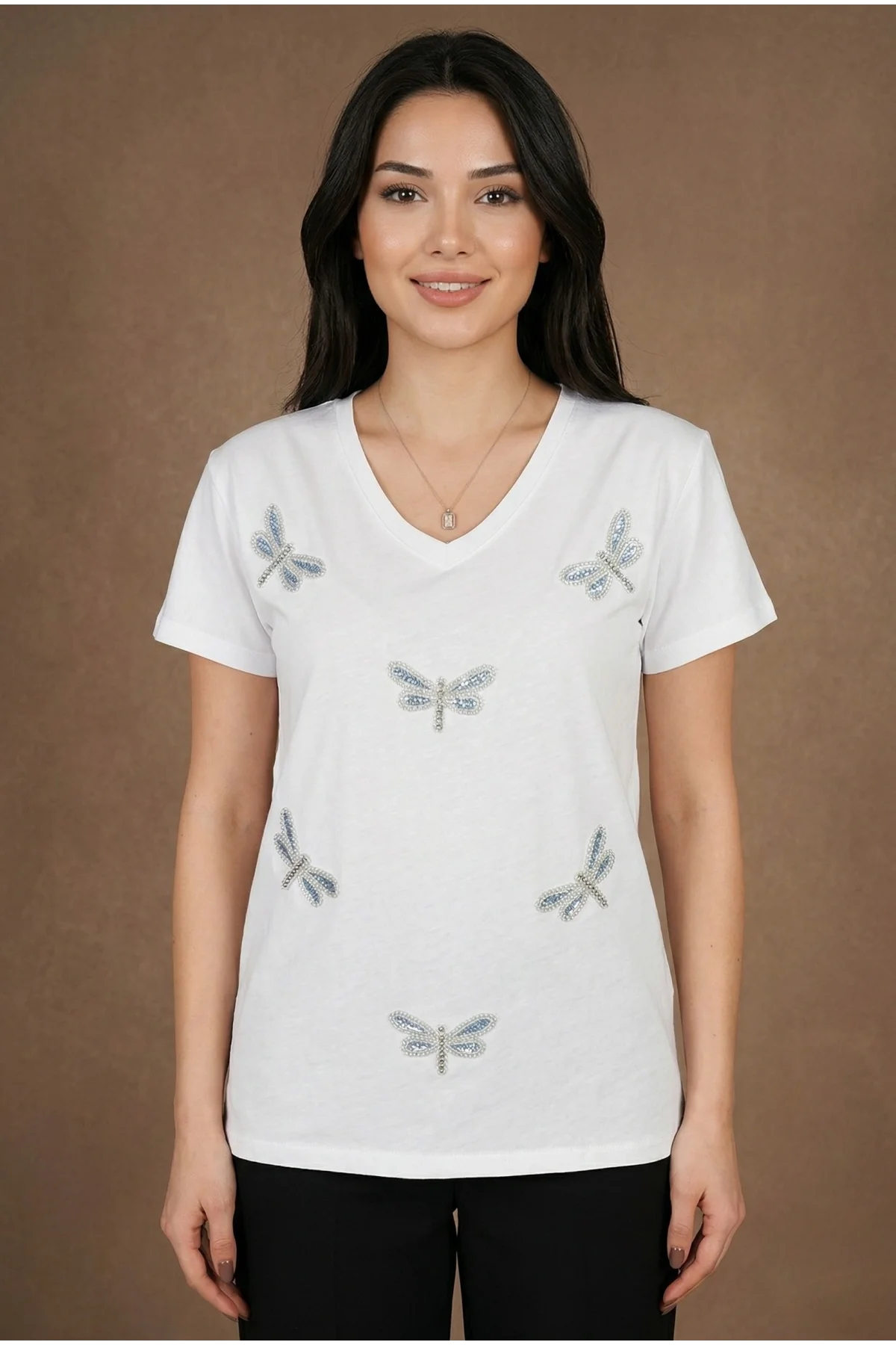 Kadın Beyaz V Yaka Yusufçuk Boncuk İşlemeli ve Kabartma Nakışlı Pamuklu Tişört