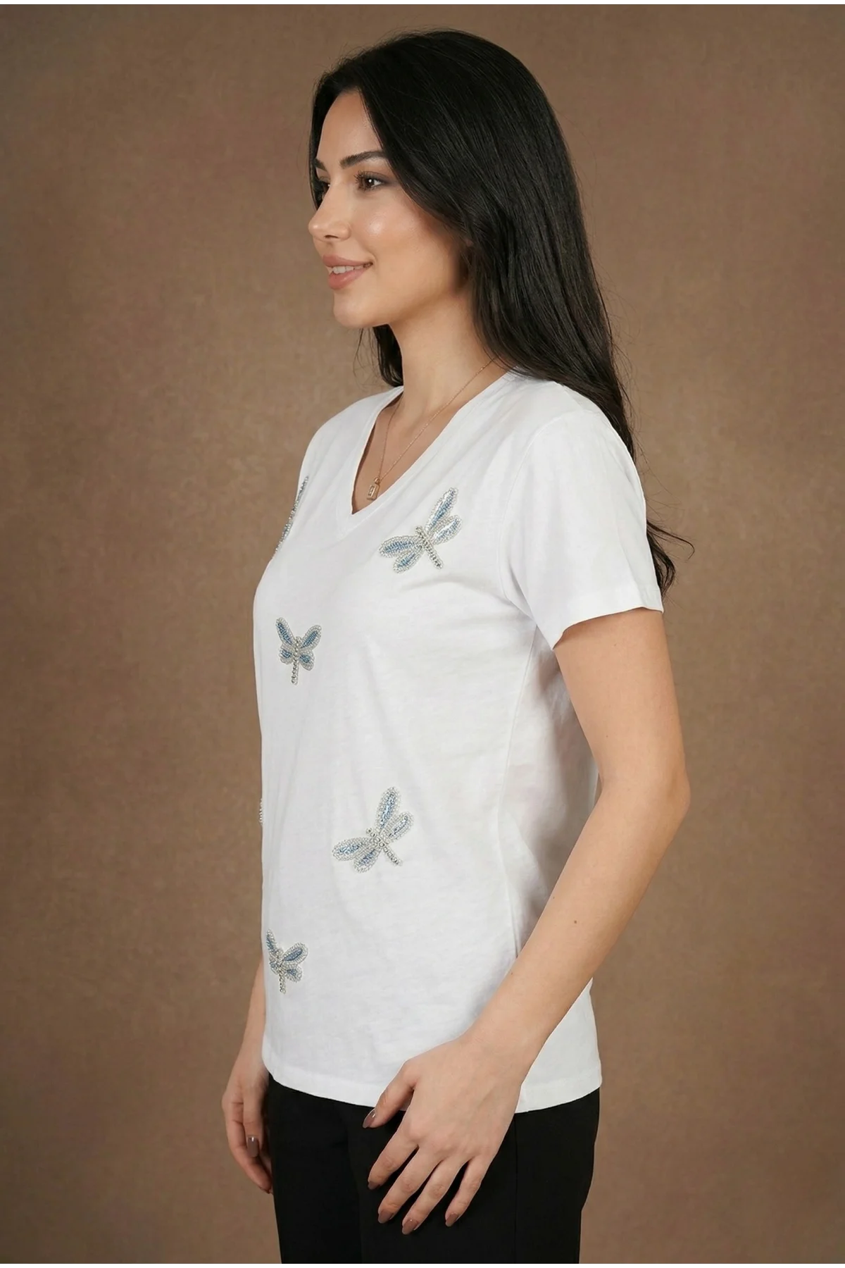 Kadın Beyaz V Yaka Yusufçuk Boncuk İşlemeli ve Kabartma Nakışlı Pamuklu Tişört