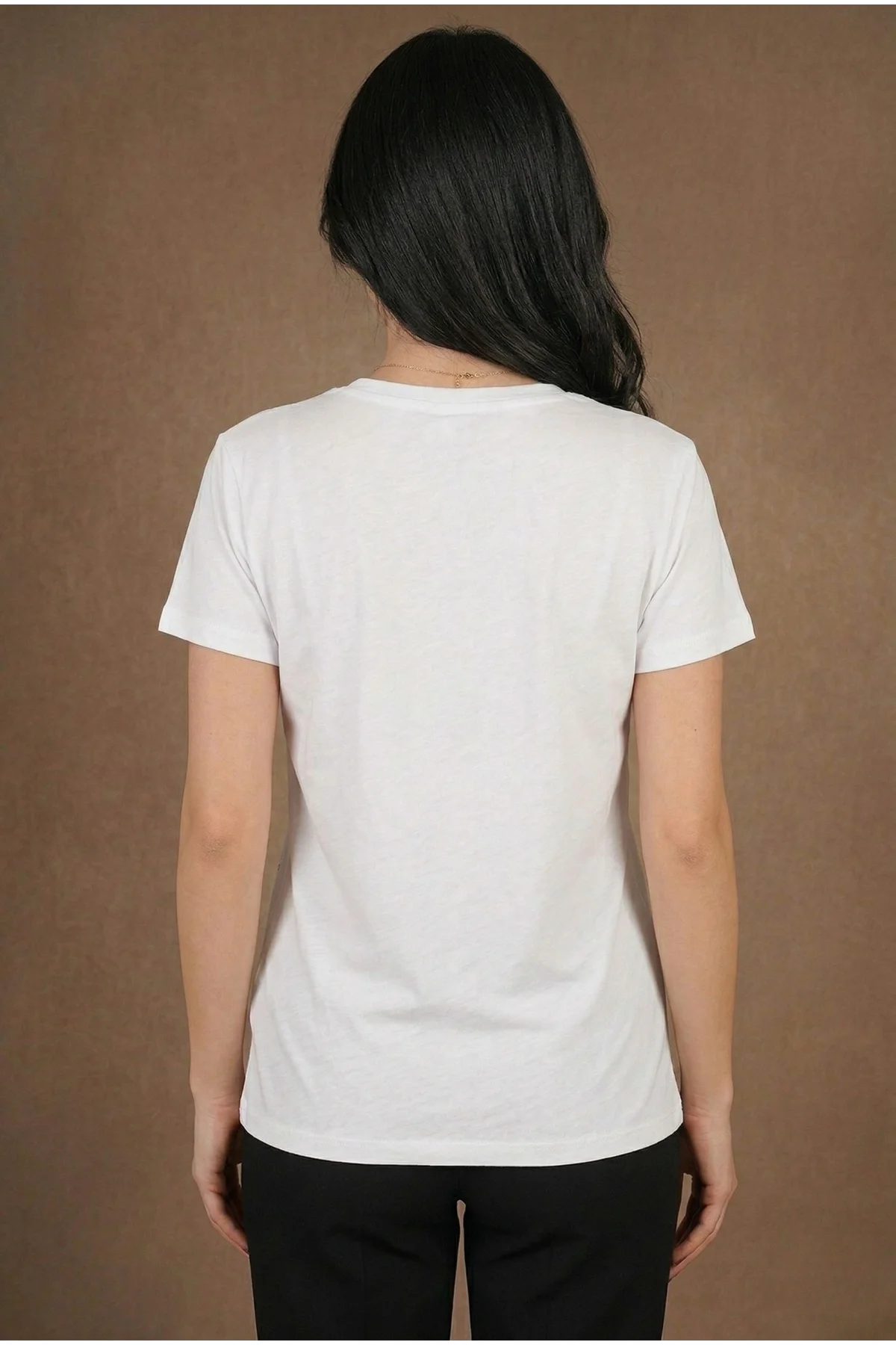 Kadın Beyaz V Yaka Yusufçuk Boncuk İşlemeli ve Kabartma Nakışlı Pamuklu Tişört