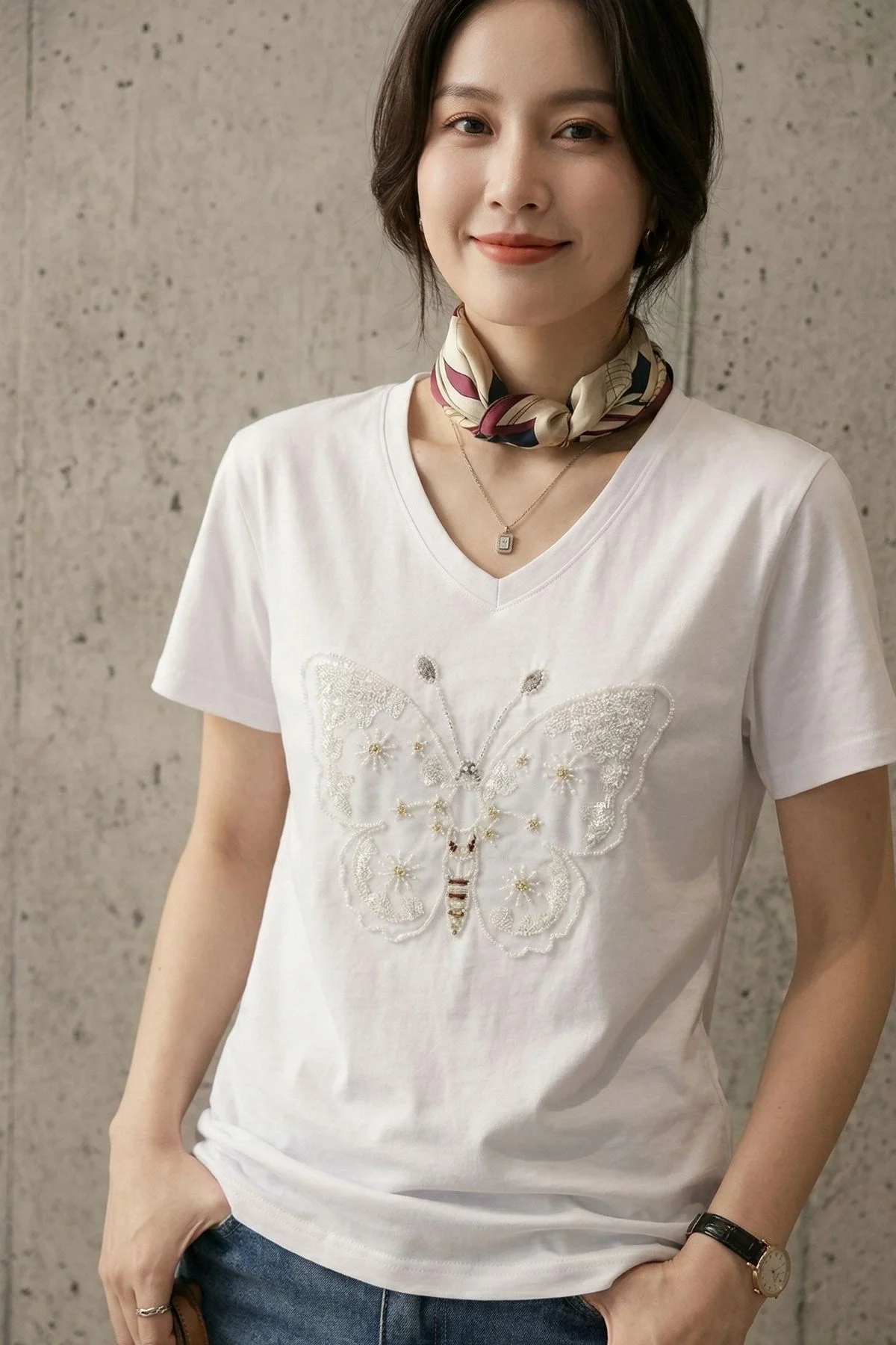 Kadın Beyaz V Yaka Kelebek Formunda Boncuk ve Payet İşlemeli Pamuklu Tişört
