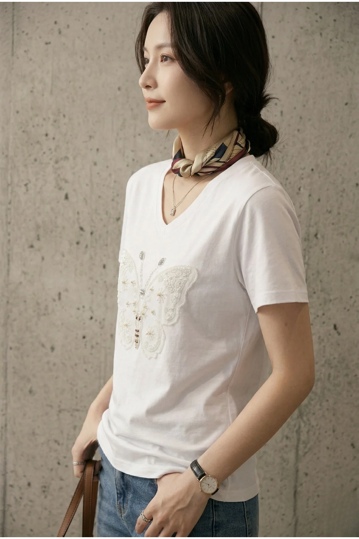 Kadın Beyaz V Yaka Kelebek Formunda Boncuk ve Payet İşlemeli Pamuklu Tişört