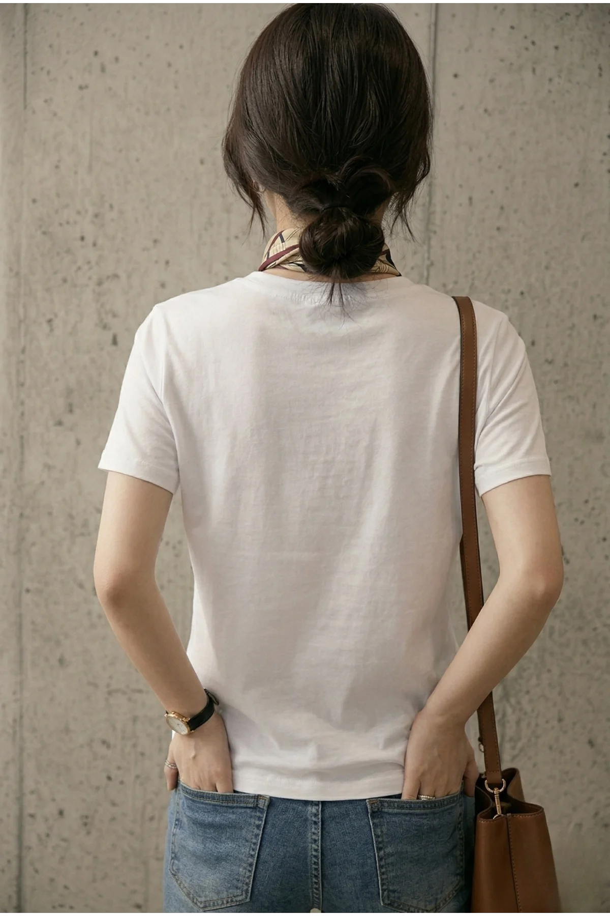 Kadın Beyaz V Yaka Kelebek Formunda Boncuk ve Payet İşlemeli Pamuklu Tişört