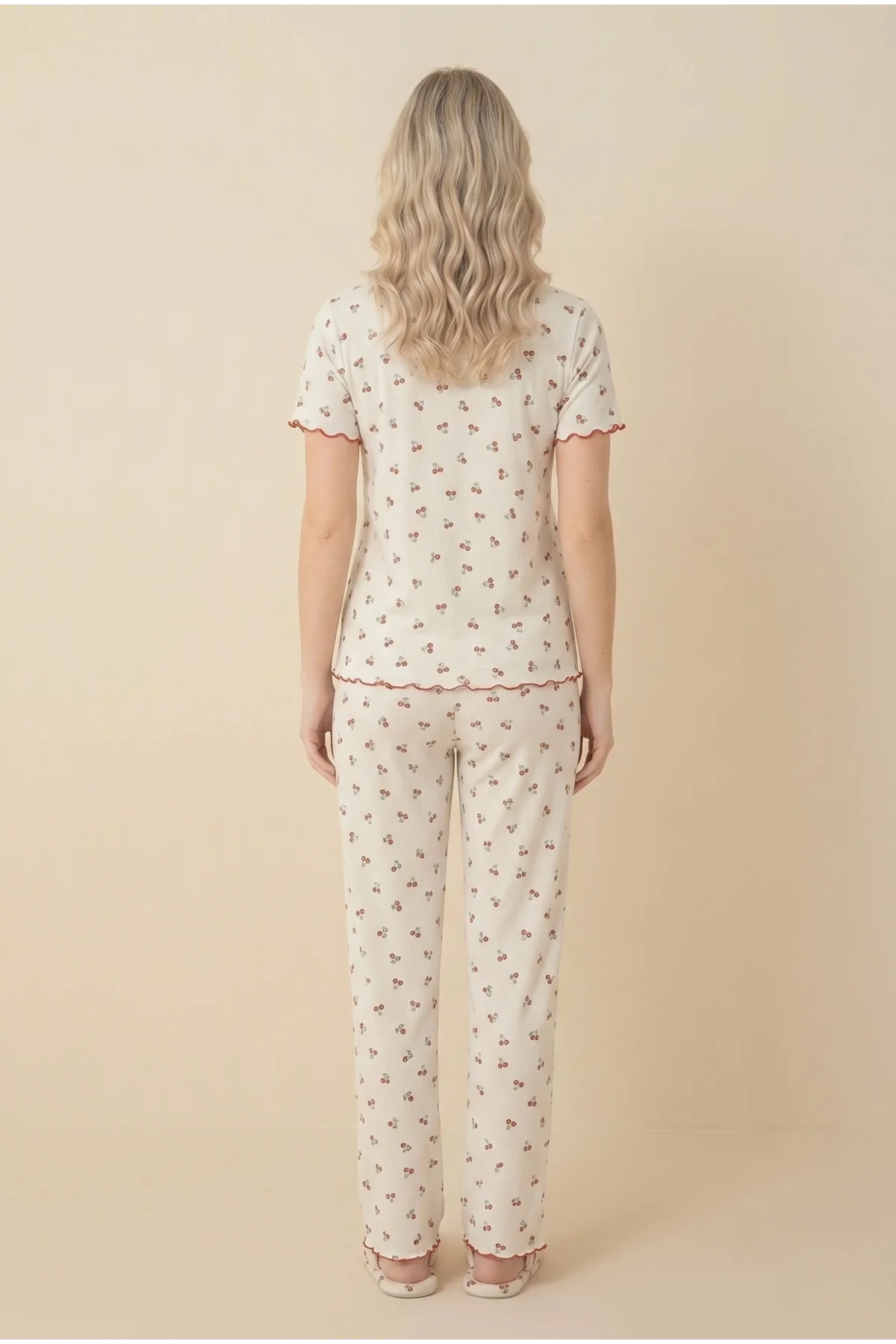 Kadın Beyaz Kiraz Desenli Pamuklu Fırfırlı Kısa Kollu Pijama Takımı