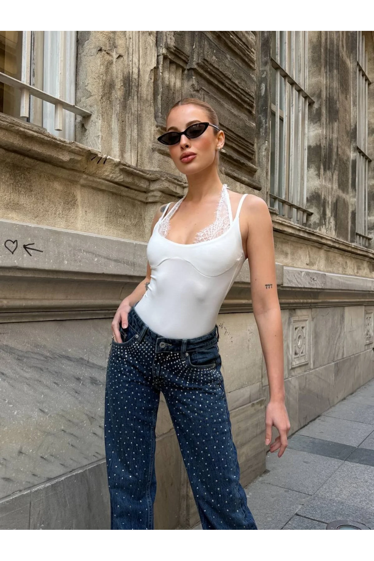 Kadın Beyaz Boyundan Bağlamalı Dantel Detaylı Sırt Dekolteli Esnek Bodysuit