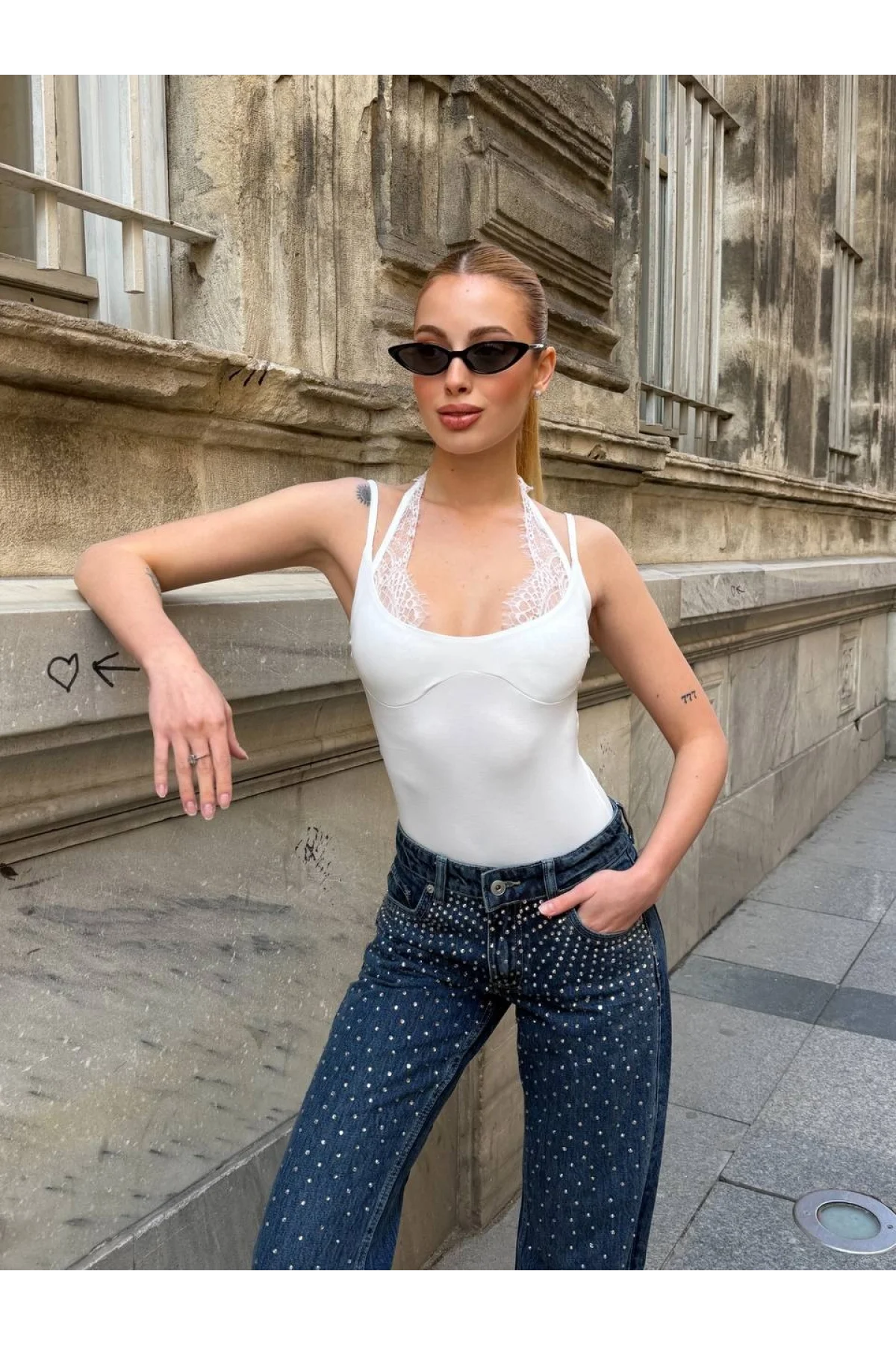 Kadın Beyaz Boyundan Bağlamalı Dantel Detaylı Sırt Dekolteli Esnek Bodysuit