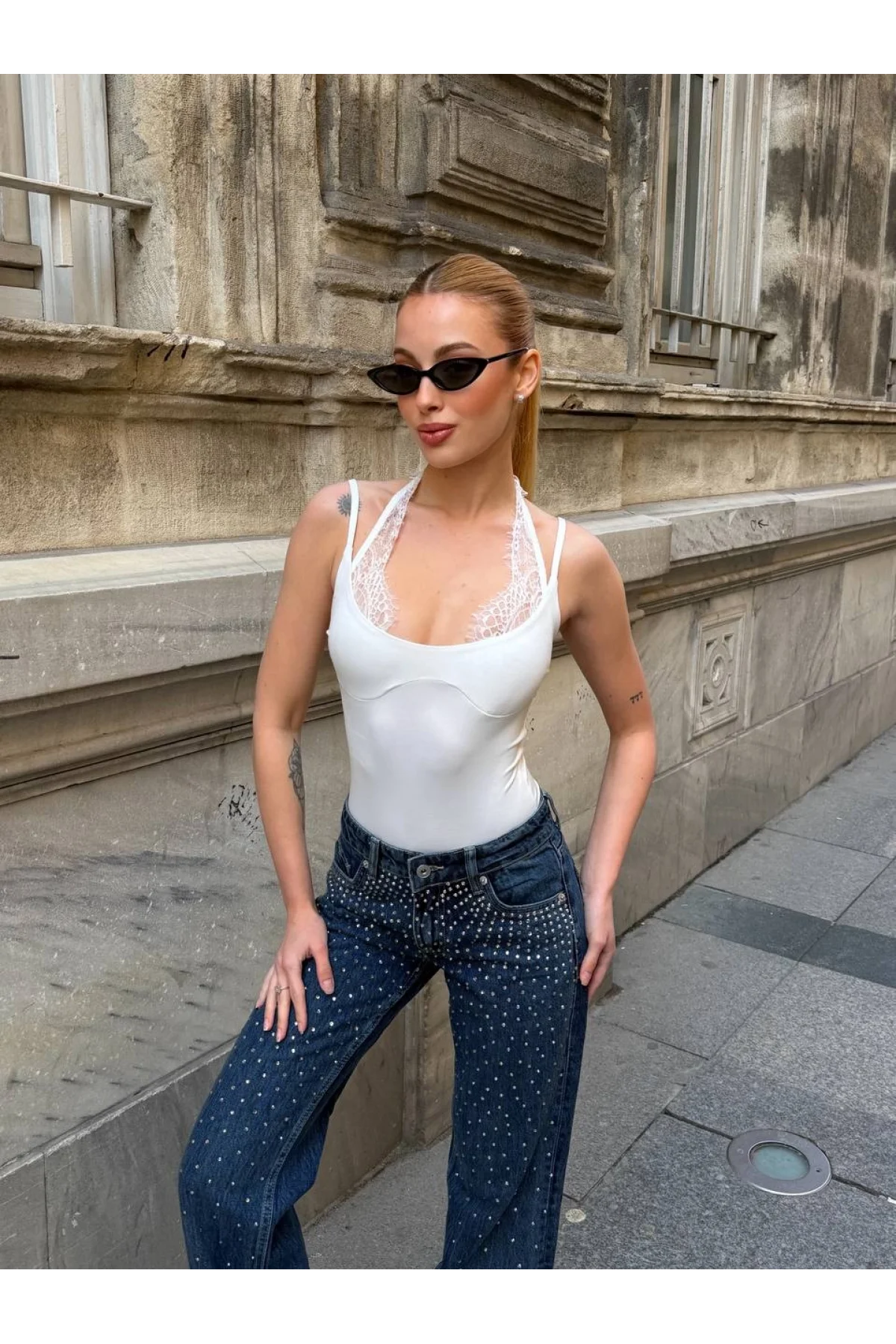 Kadın Beyaz Boyundan Bağlamalı Dantel Detaylı Sırt Dekolteli Esnek Bodysuit