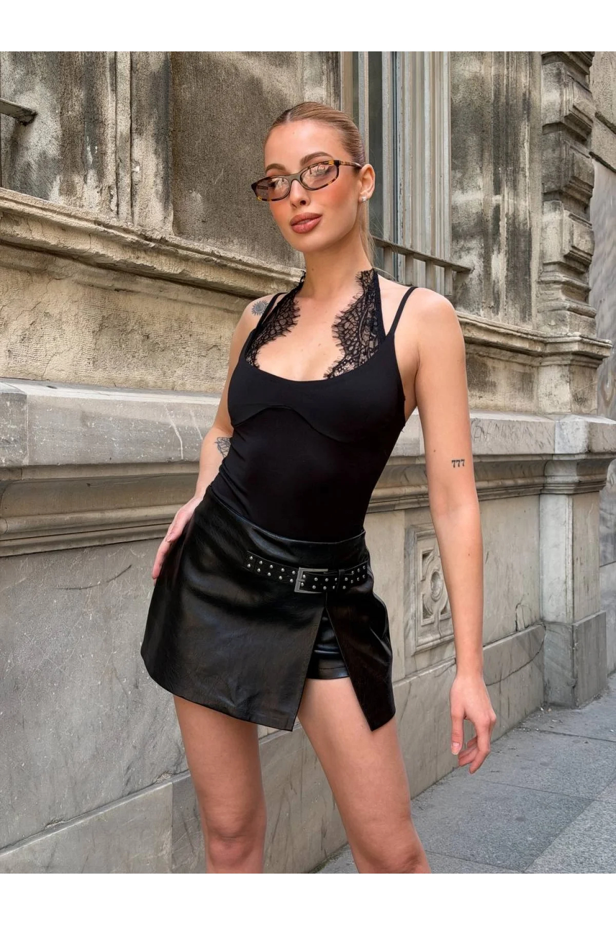 Kadın Siyah Boyundan Bağlamalı Dantel Detaylı Sırt Dekolteli Esnek Bodysuit