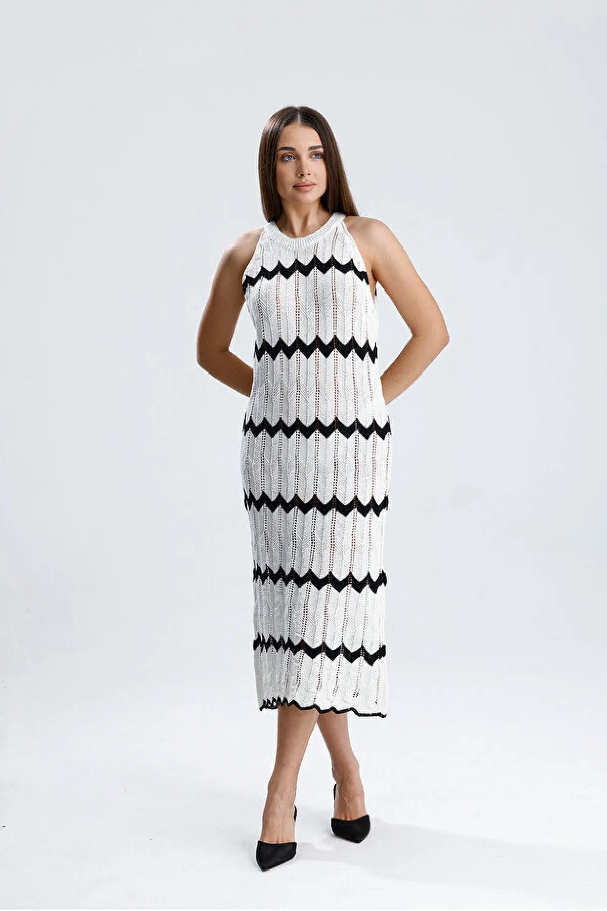 Kadın Beyaz Siyah Zigzag Desenli Triko Elbise Halter Yaka Bohem Ajurlu Midi Boy