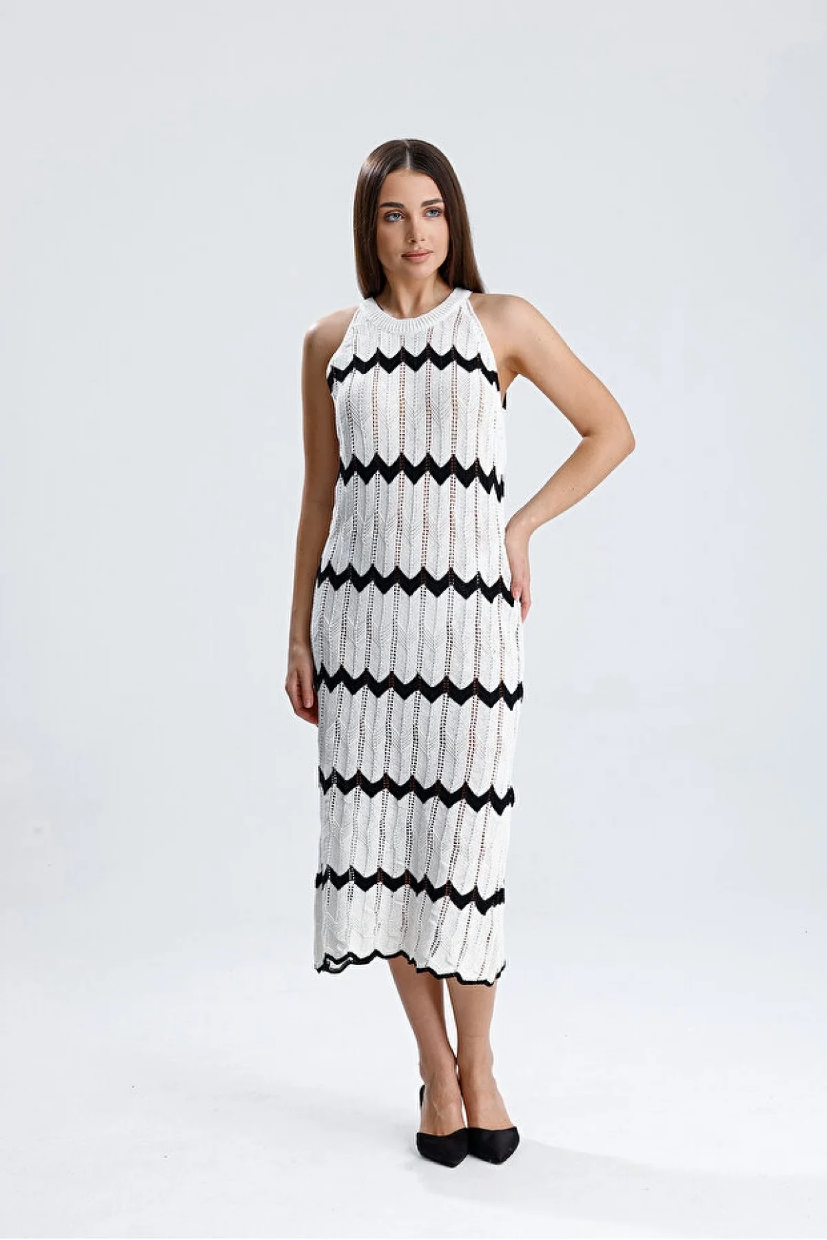 Kadın Beyaz Siyah Zigzag Desenli Triko Elbise Halter Yaka Bohem Ajurlu Midi Boy