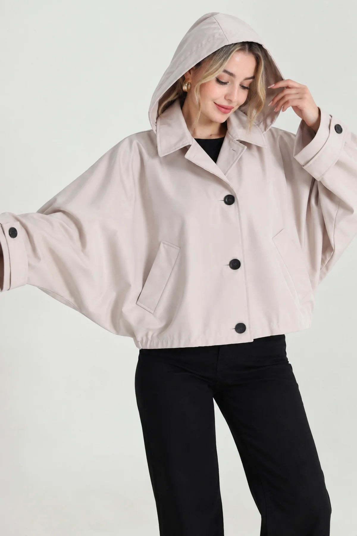 Kadın Bej Kapüşonlu İçi Astarlı Düğmeli Yarasa Kol Oversize Kısa Trençkot