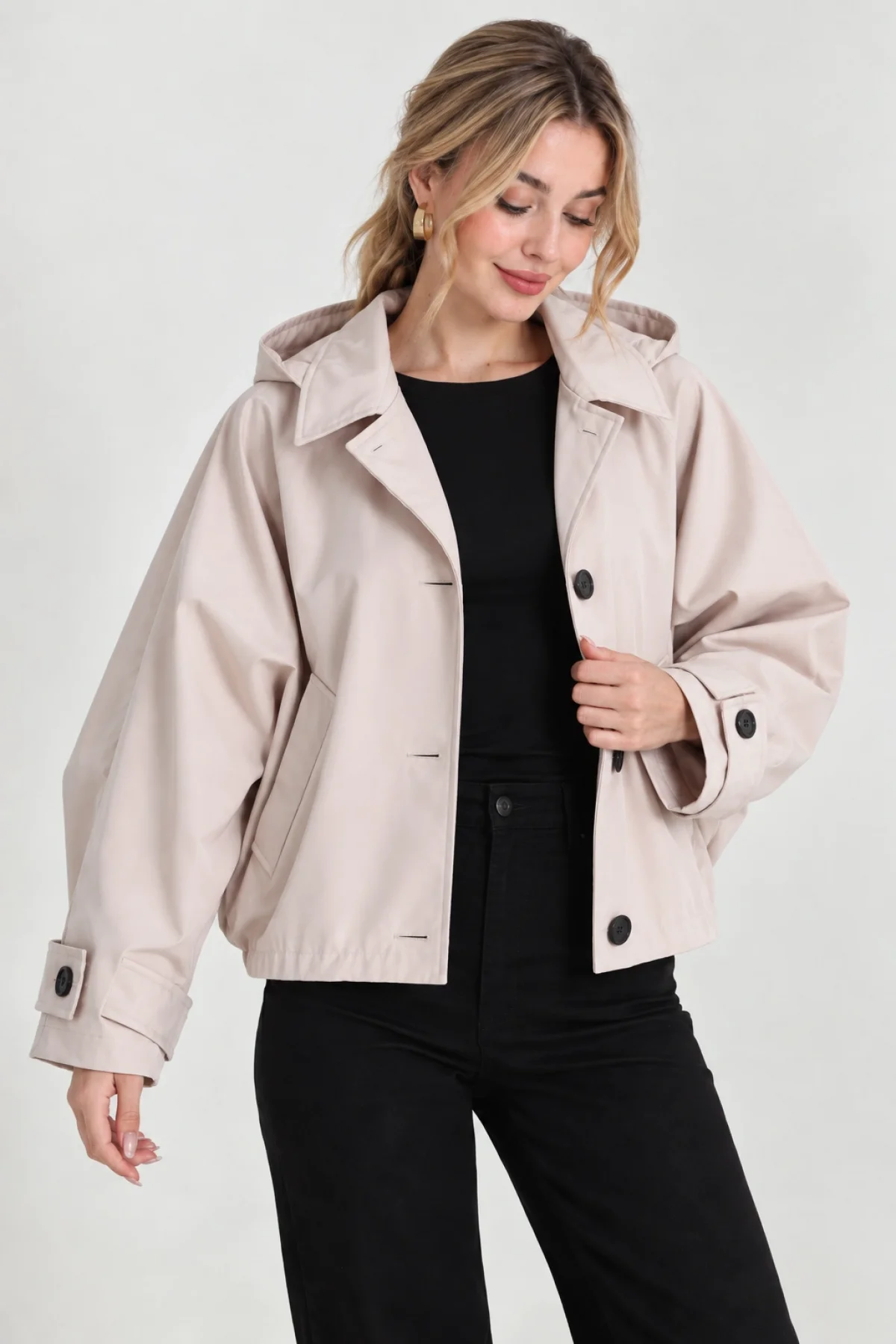 Kadın Bej Kapüşonlu İçi Astarlı Düğmeli Yarasa Kol Oversize Kısa Trençkot