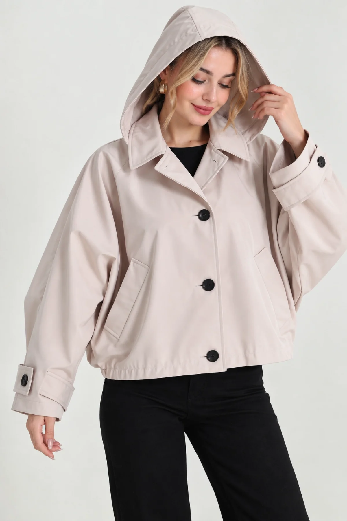 Kadın Bej Kapüşonlu İçi Astarlı Düğmeli Yarasa Kol Oversize Kısa Trençkot