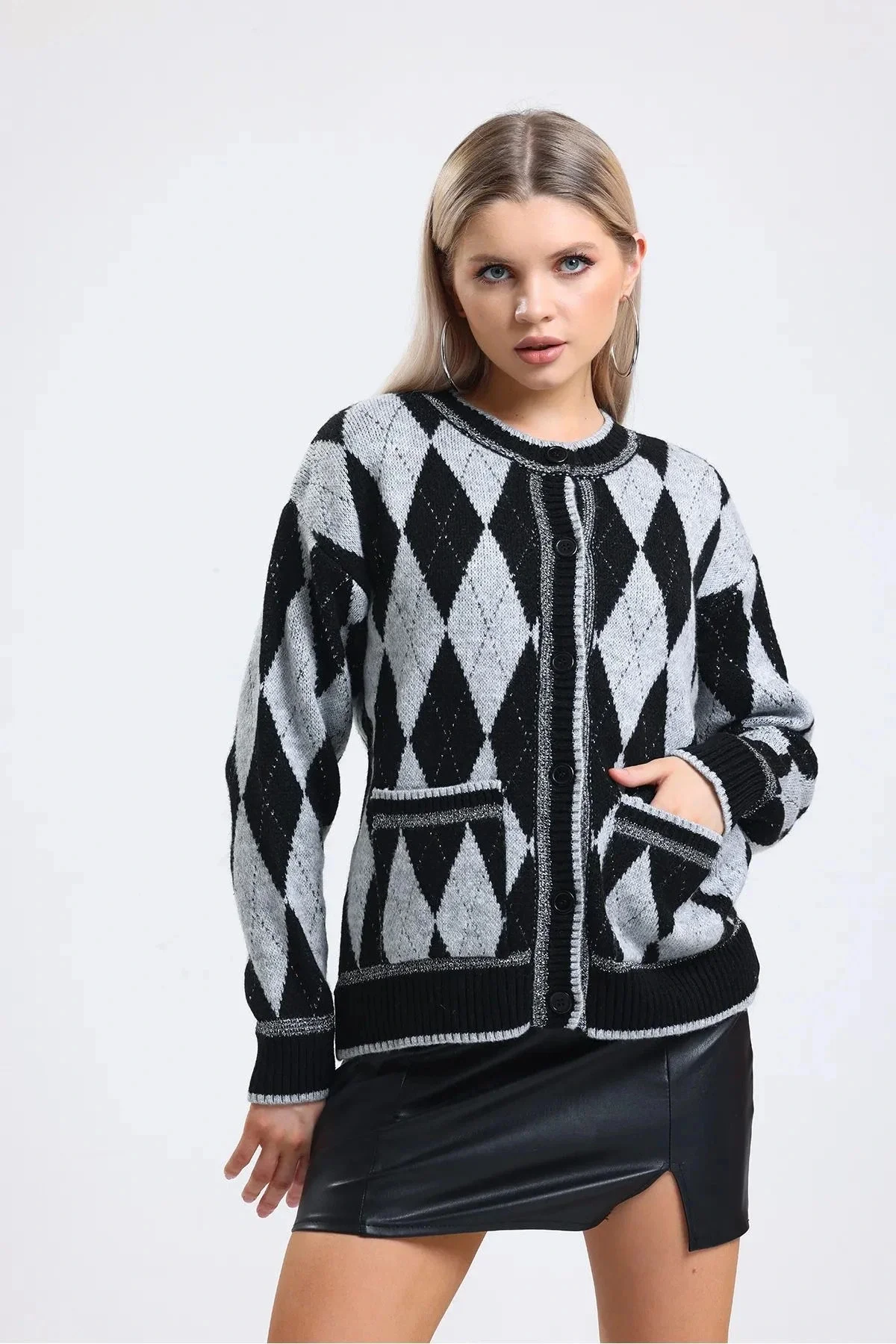 Kadın Siyah Gri Baklava Desenli Sim Detaylı Düğmeli Cepli Triko Hırka