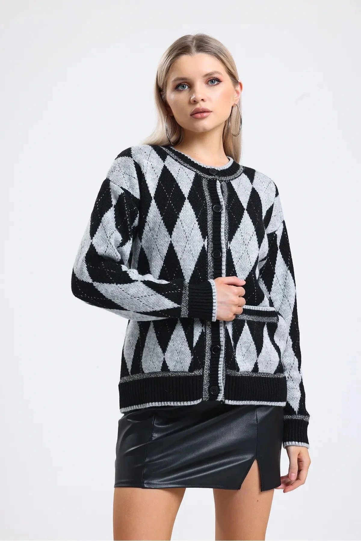 Kadın Siyah Gri Baklava Desenli Sim Detaylı Düğmeli Cepli Triko Hırka