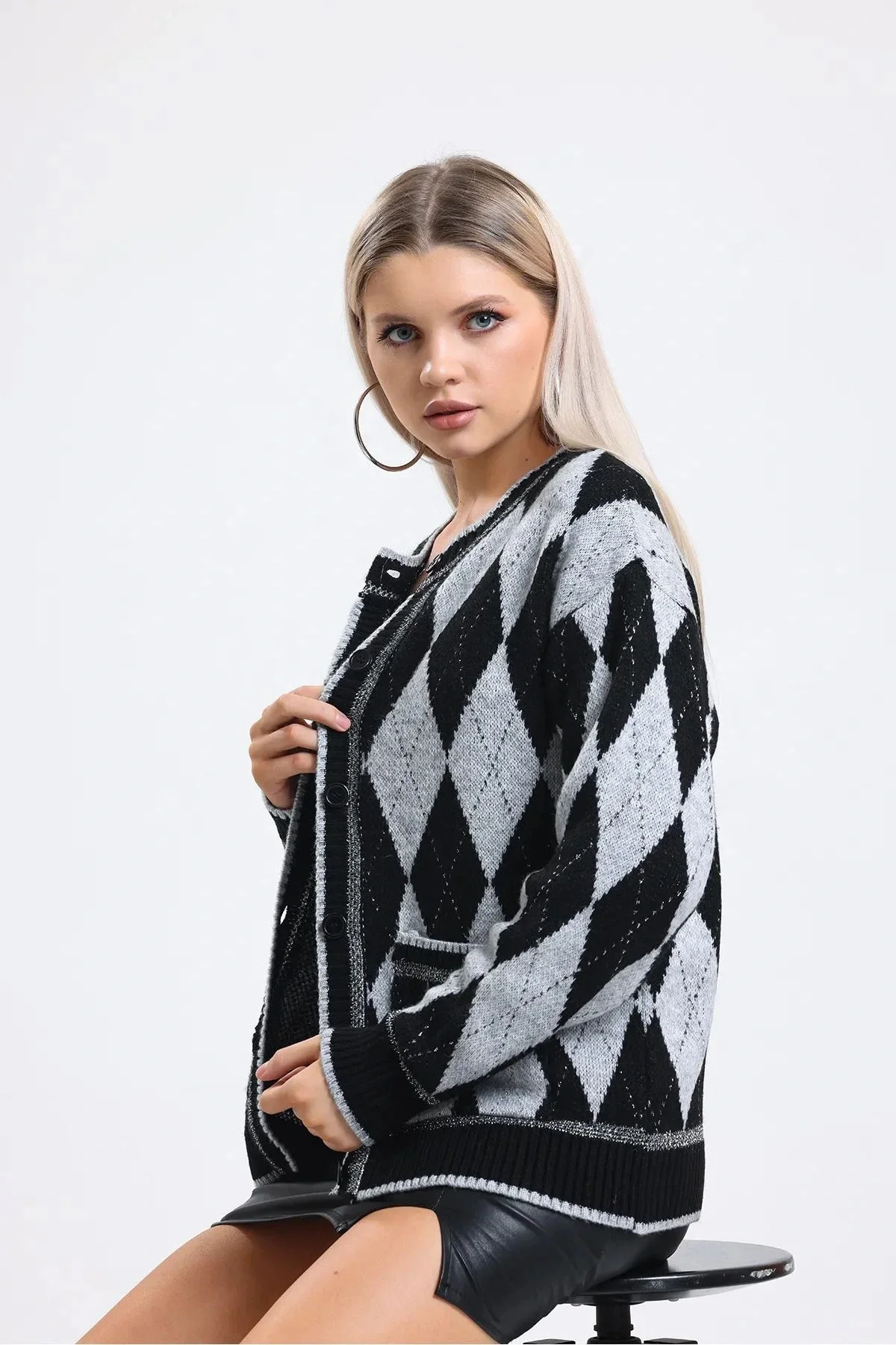 Kadın Siyah Gri Baklava Desenli Sim Detaylı Düğmeli Cepli Triko Hırka