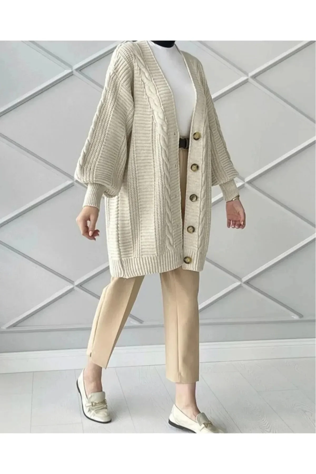 Bej Örgü Desen Düğmeli Uzun Kadın Hırka