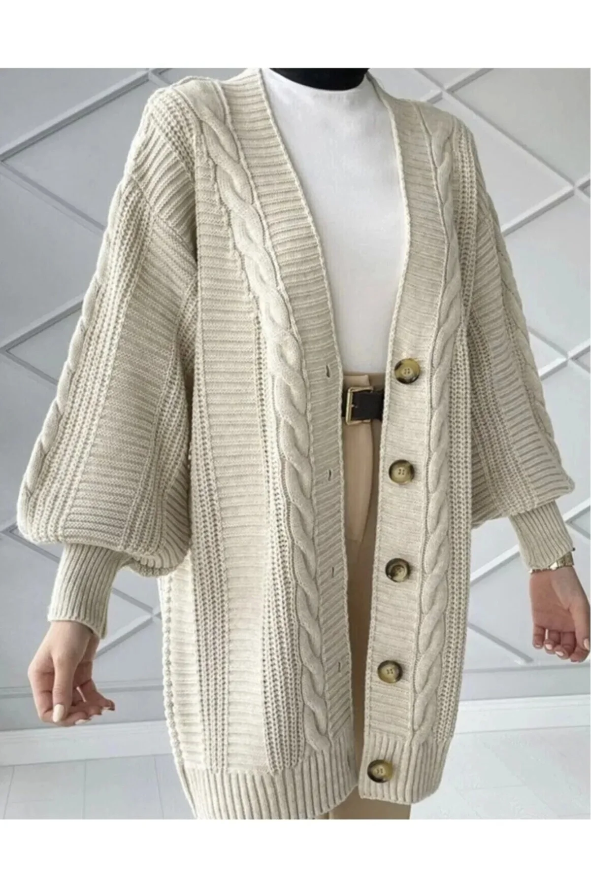 Bej Örgü Desen Düğmeli Uzun Kadın Hırka