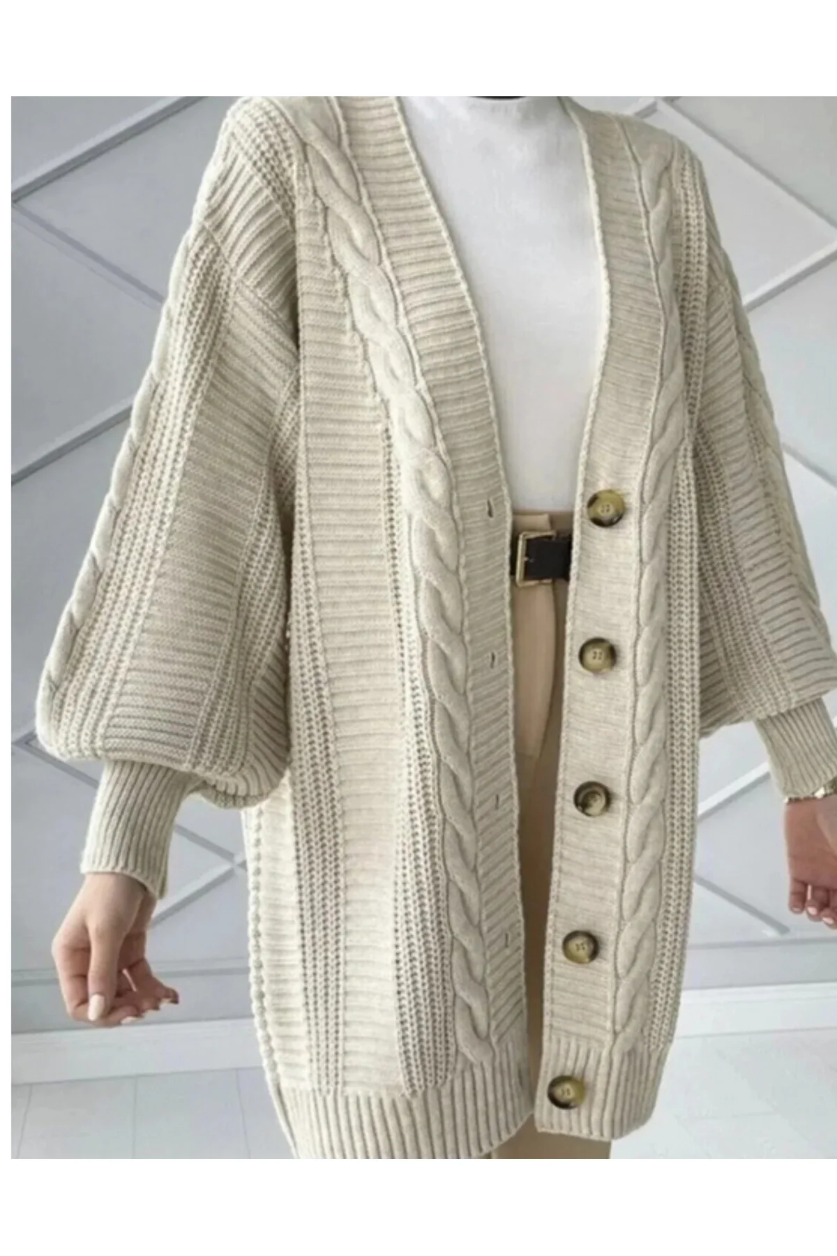 Bej Örgü Desen Düğmeli Uzun Kadın Hırka