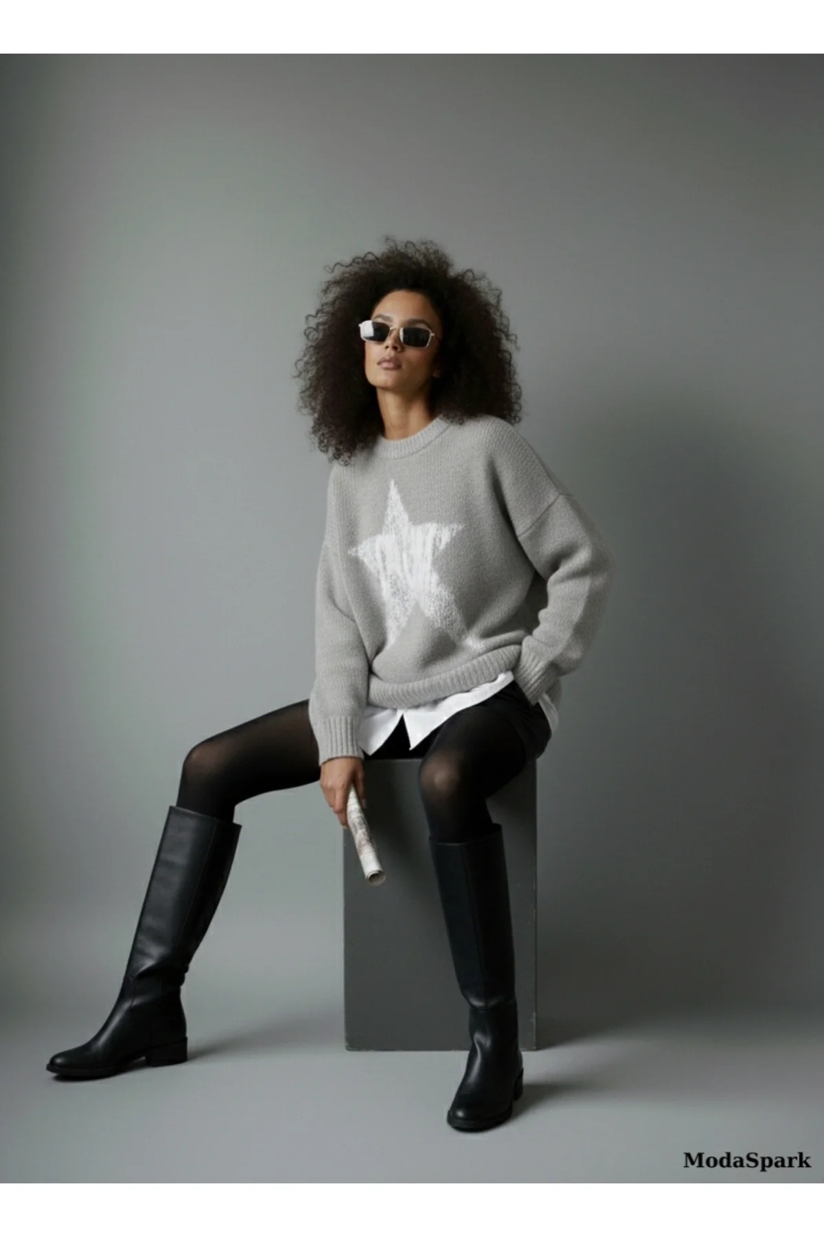 Kadın Gri Beyaz Yıldız Desenli Sırtı Yazılı Oversize Bisiklet Yaka Triko Kazak