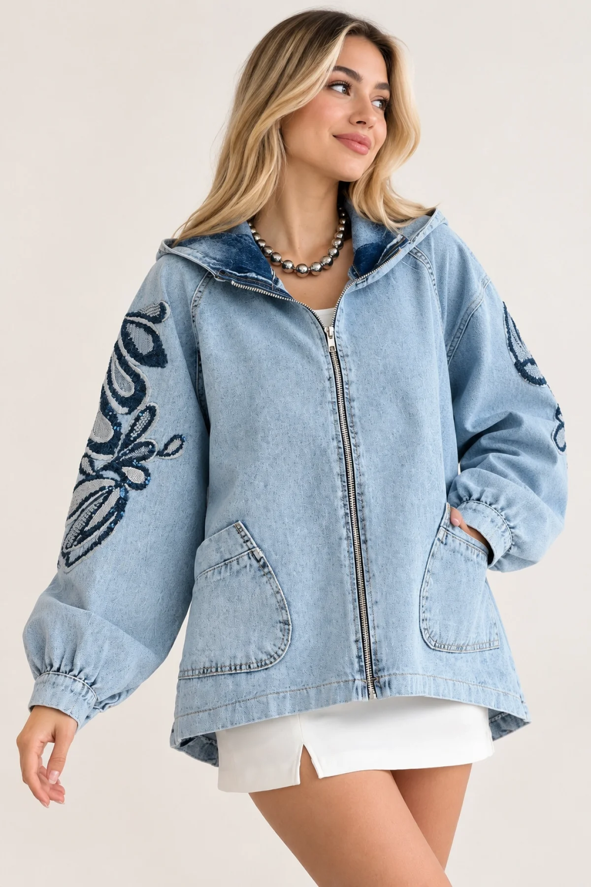Kadın Açık Mavi Kot Pullu Çiçek İşlemeli Kapüşonlu Oversize Kot Ceket
