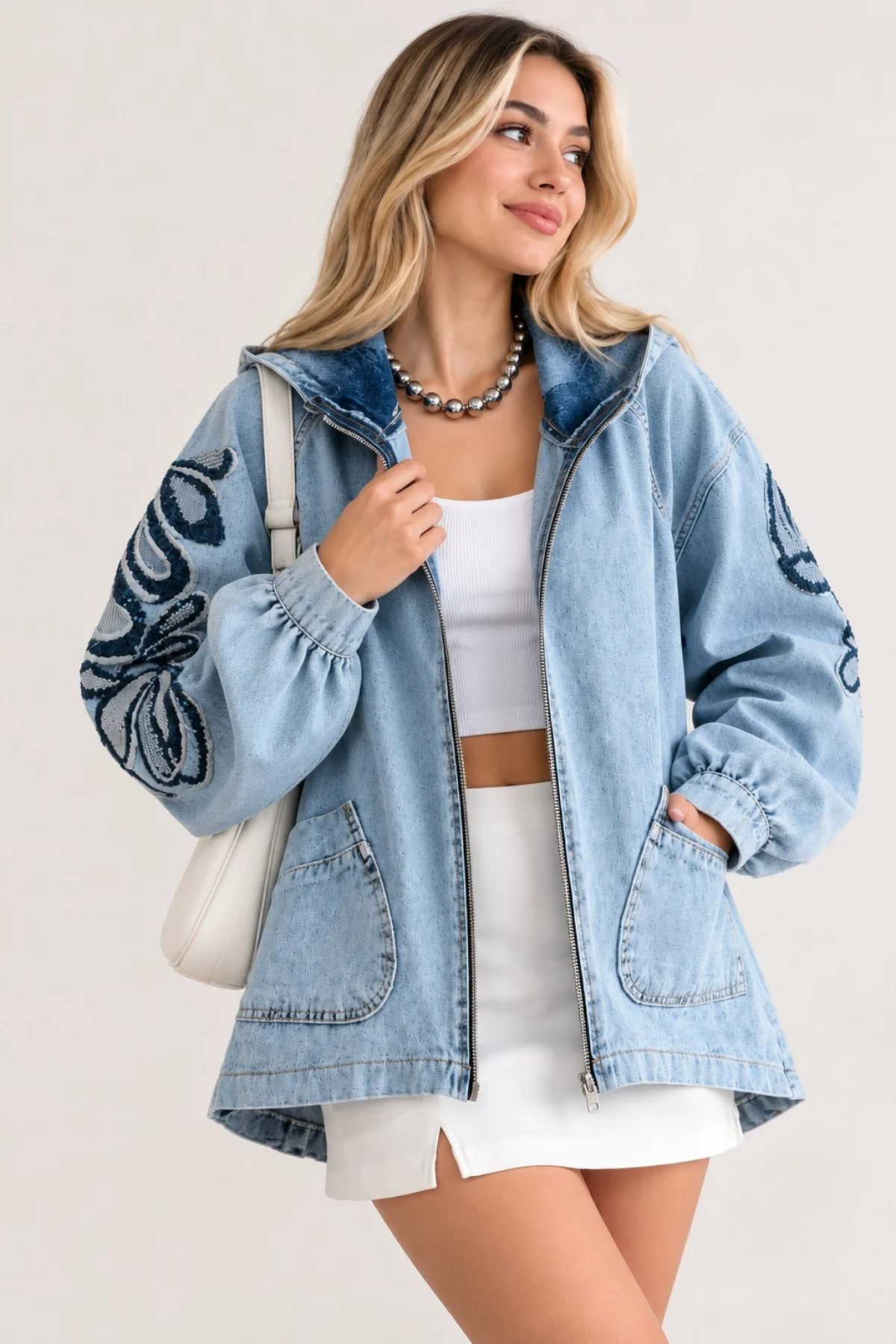 Kadın Açık Mavi Kot Pullu Çiçek İşlemeli Kapüşonlu Oversize Kot Ceket